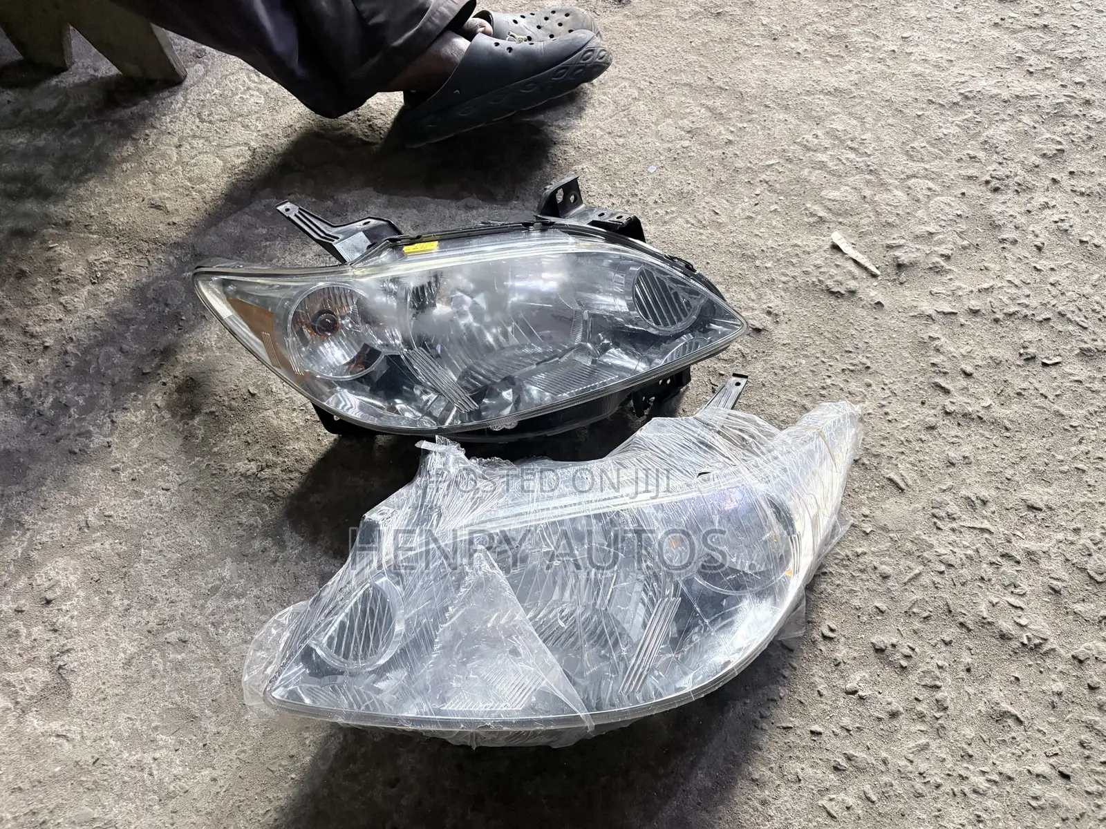 Set Headlights MPV 2005