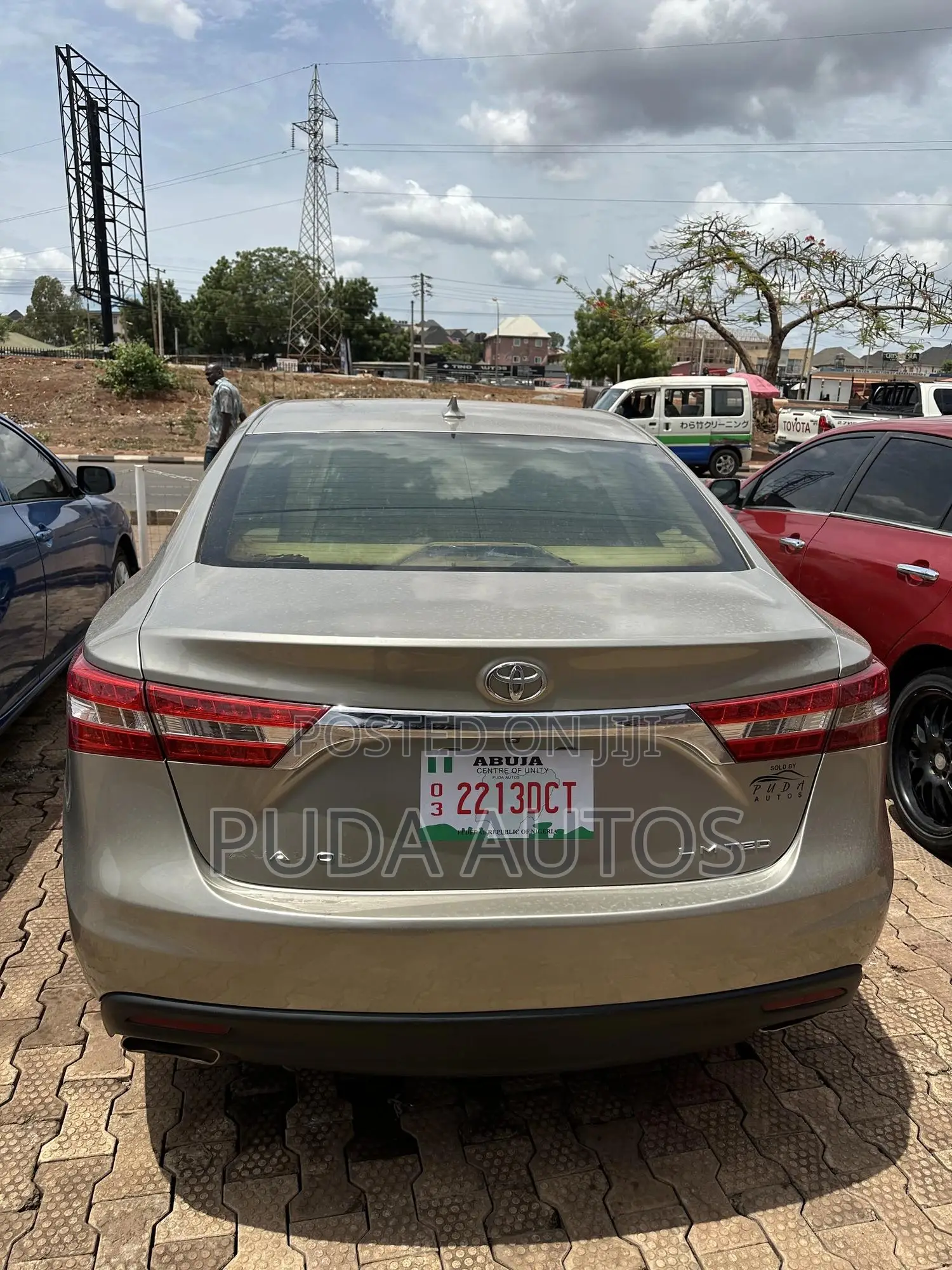 Toyota Avalon Limited Sedan FWD (3.5L 6cyl 6A) 2013 Gold