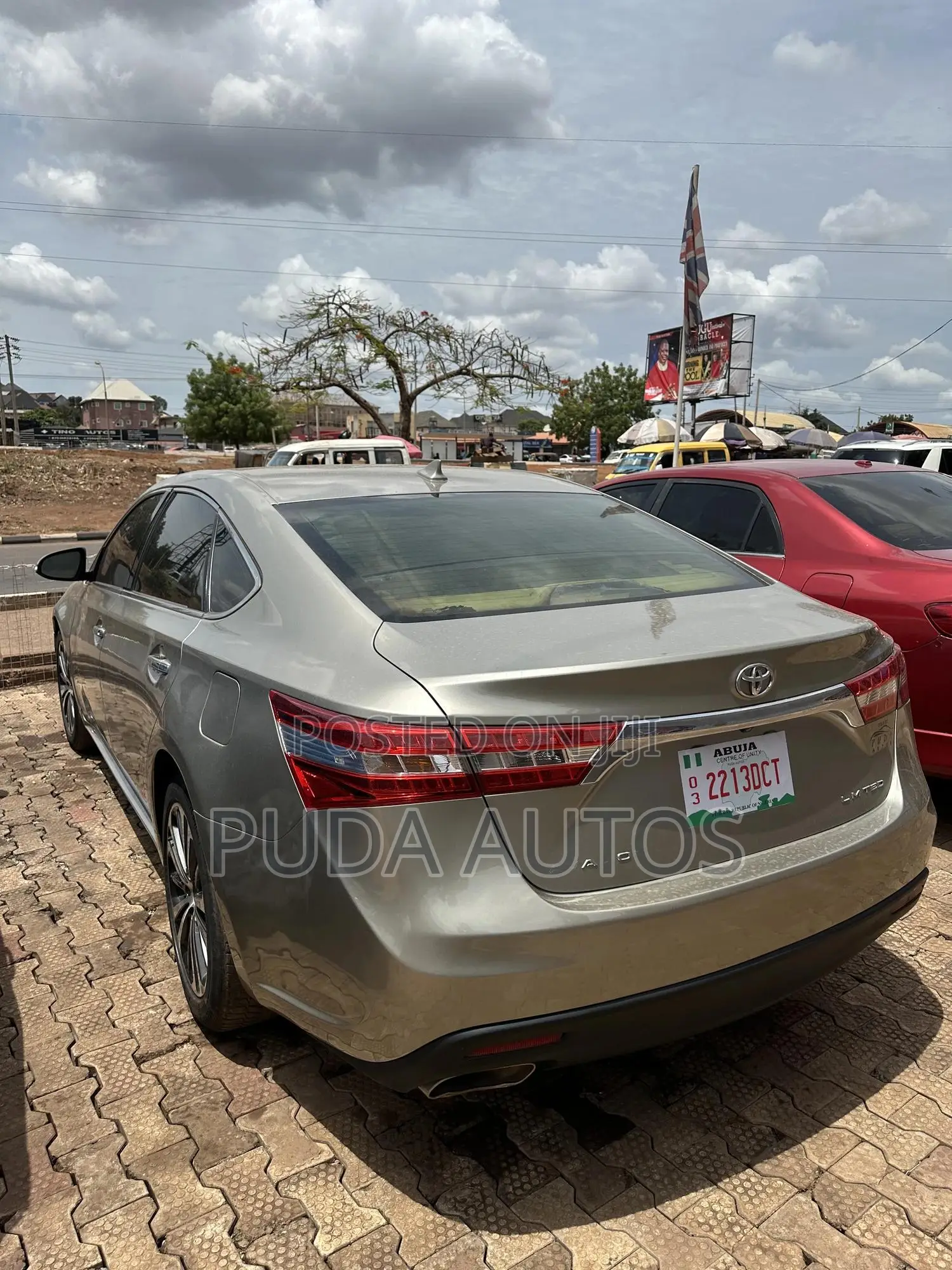 Toyota Avalon Limited Sedan FWD (3.5L 6cyl 6A) 2013 Gold