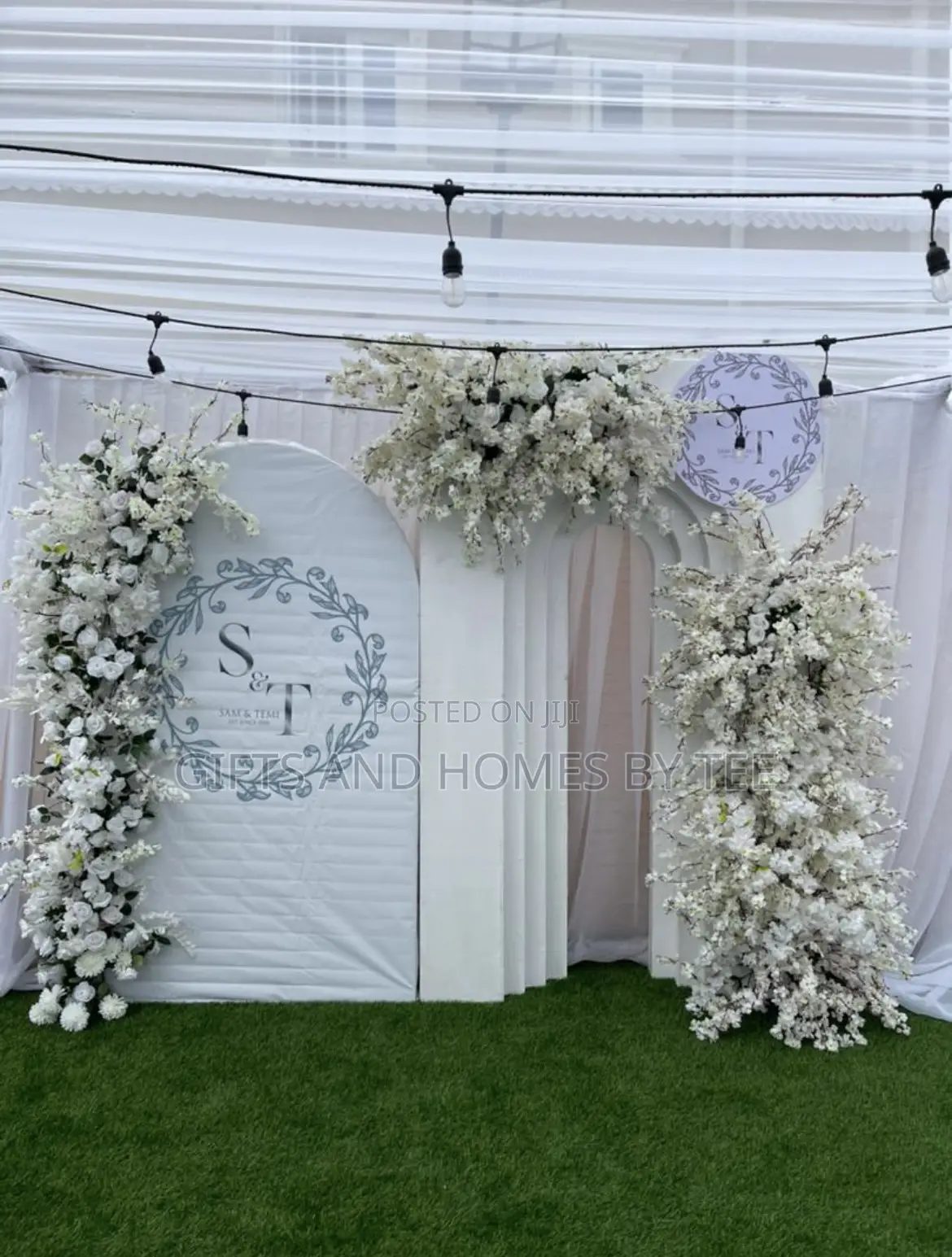Lovely Flower Arch Decor
