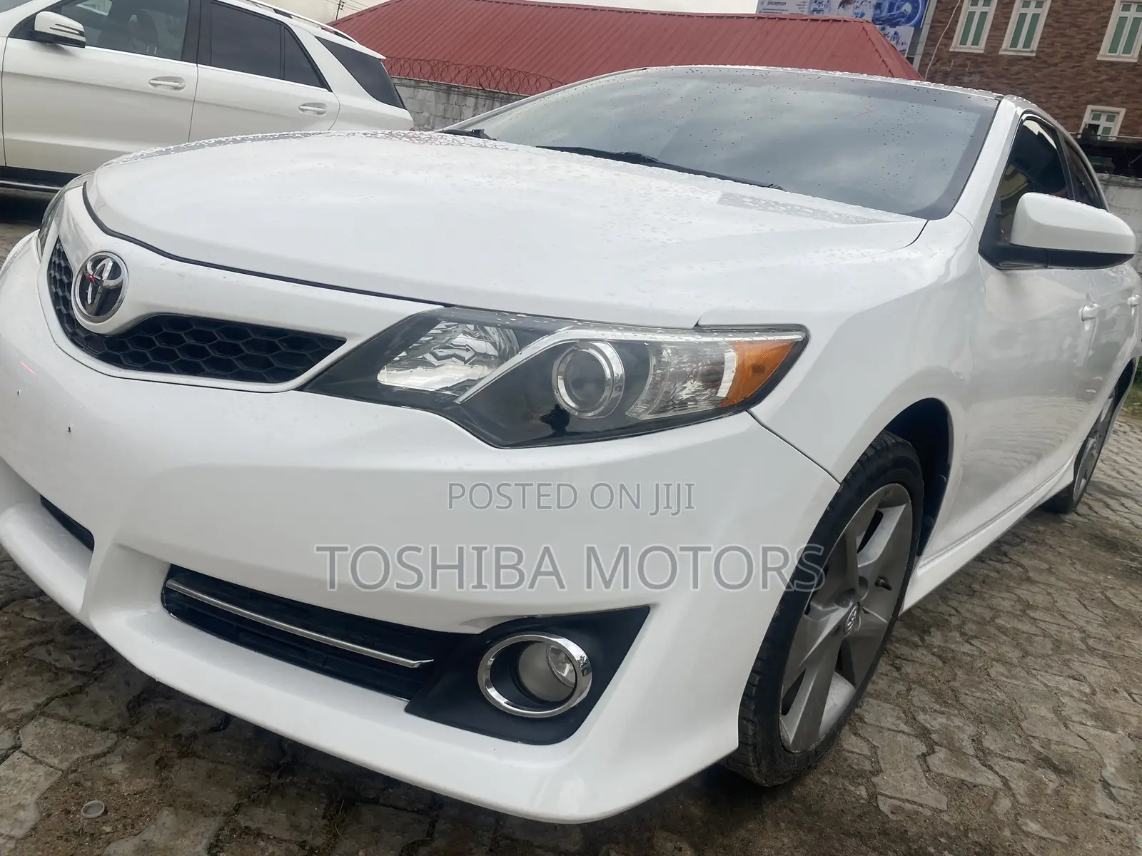 Toyota Camry SE V6 4dr Sedan (3.5L 6cyl 6A) 2013 White
