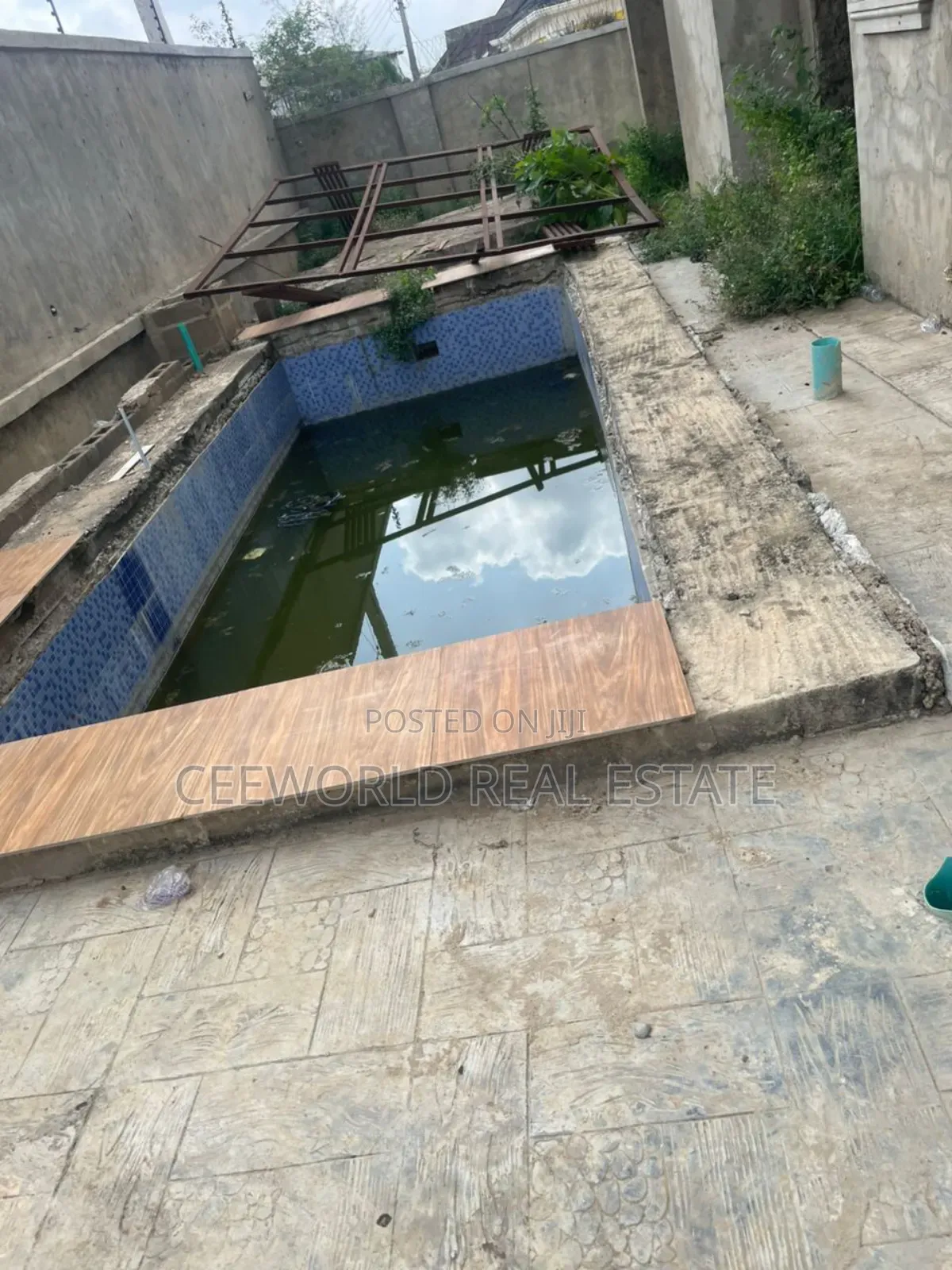 5bdrm Duplex in Alheri Main Akala for sale