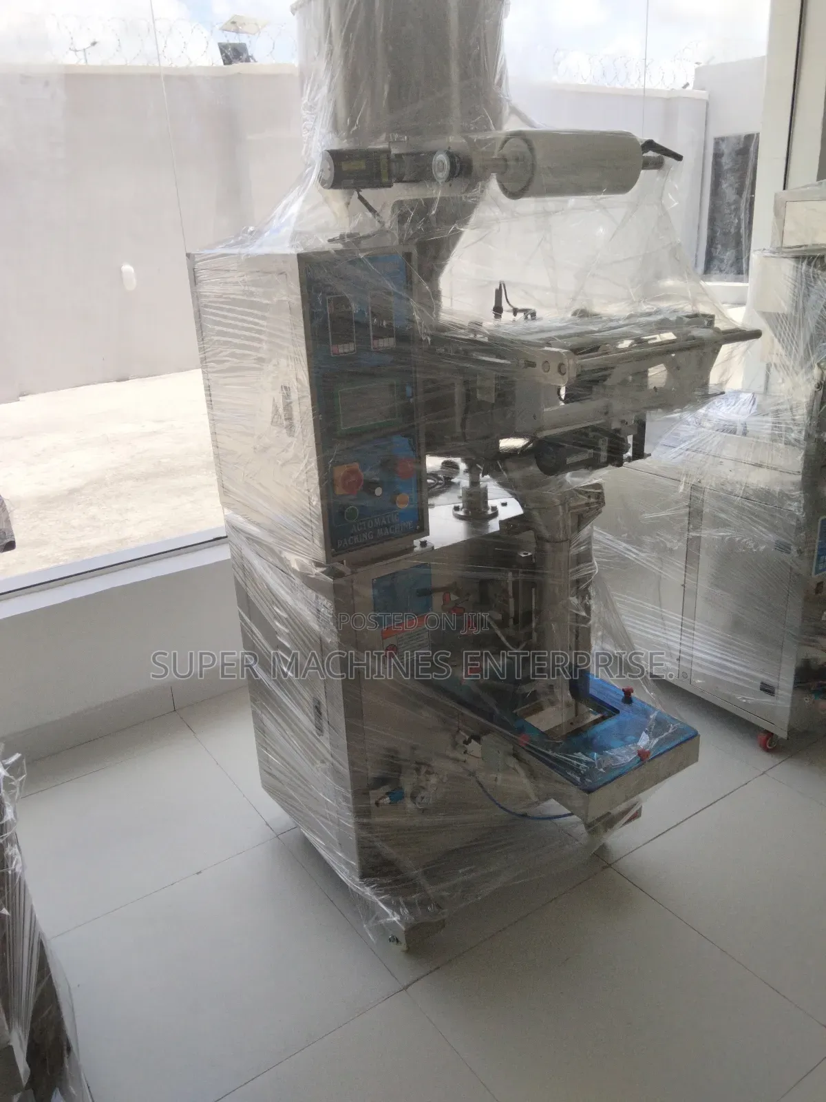 1kg Granule Packaging Machine With Auto Loader and Conveyor