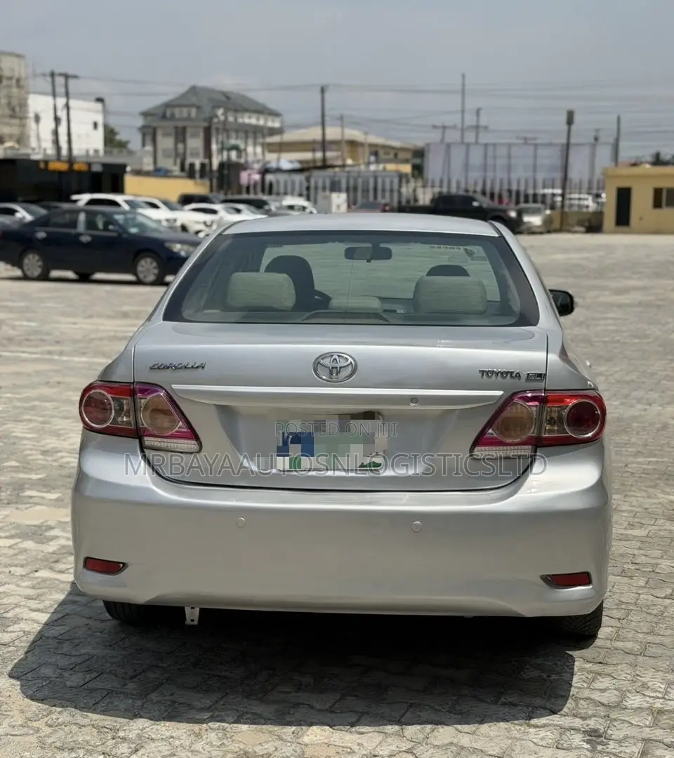 Toyota Corolla LE 4dr Sedan (1.8L 4cyl 4A) 2011 Silver