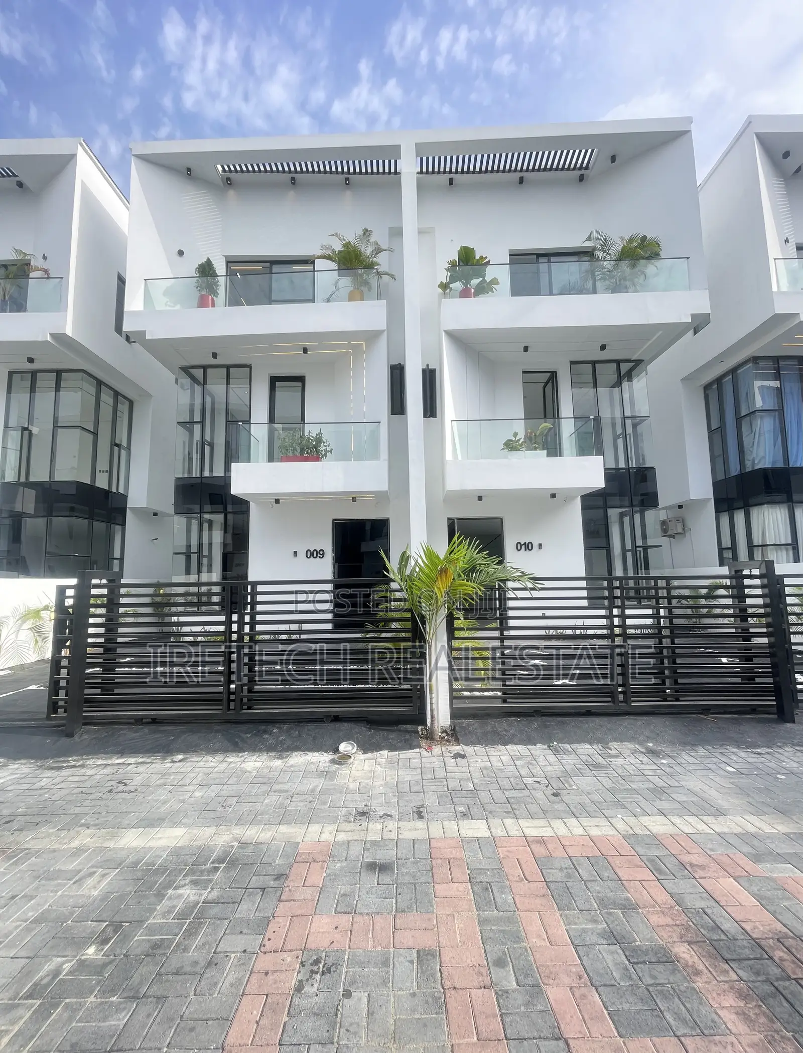 4bdrm Duplex in Orchid Road In A, Chevron for sale
