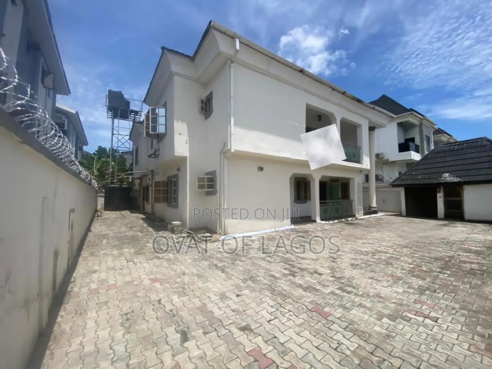 5bdrm Duplex in Chevron for sale