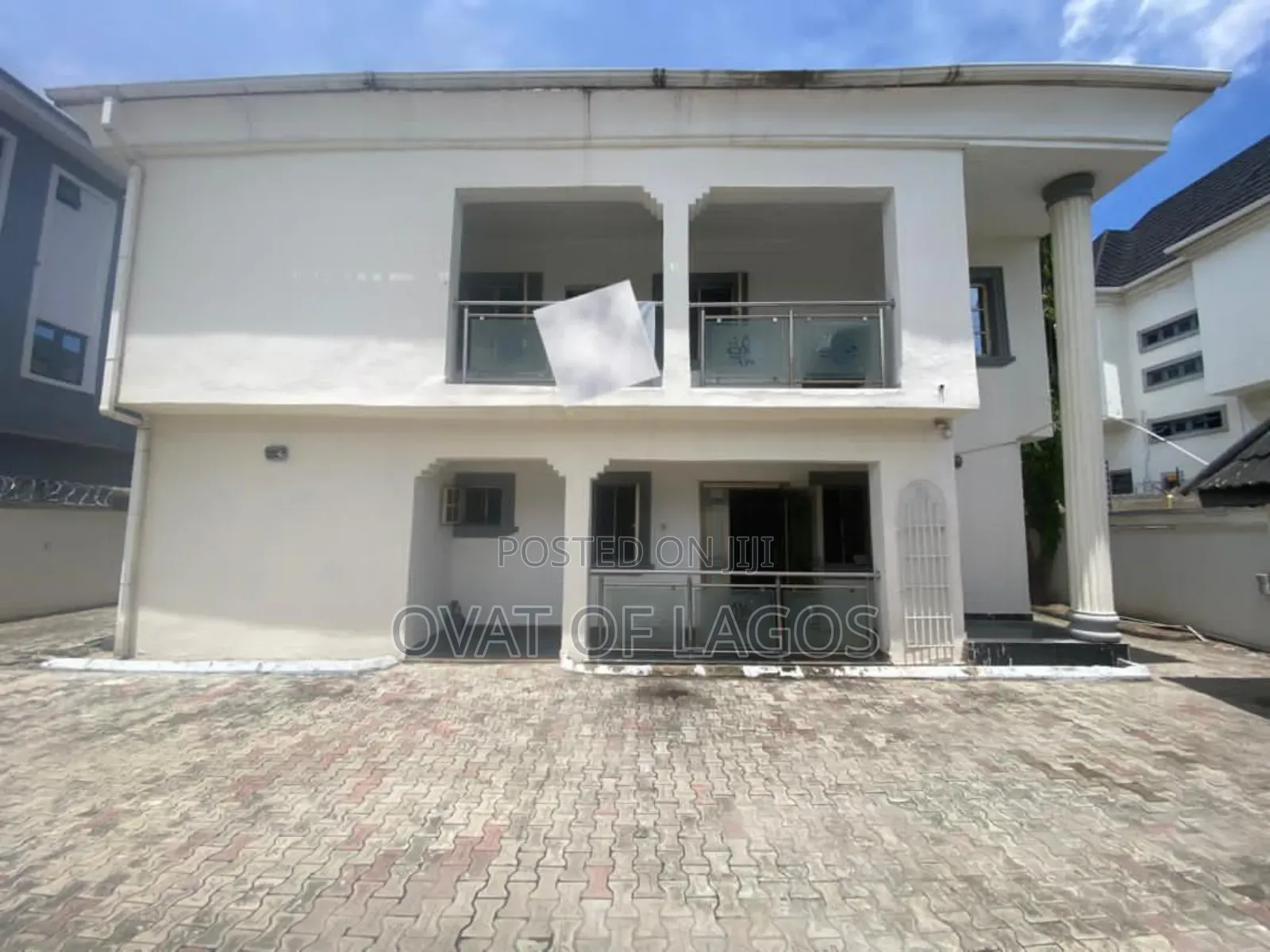 5bdrm Duplex in Chevron for sale