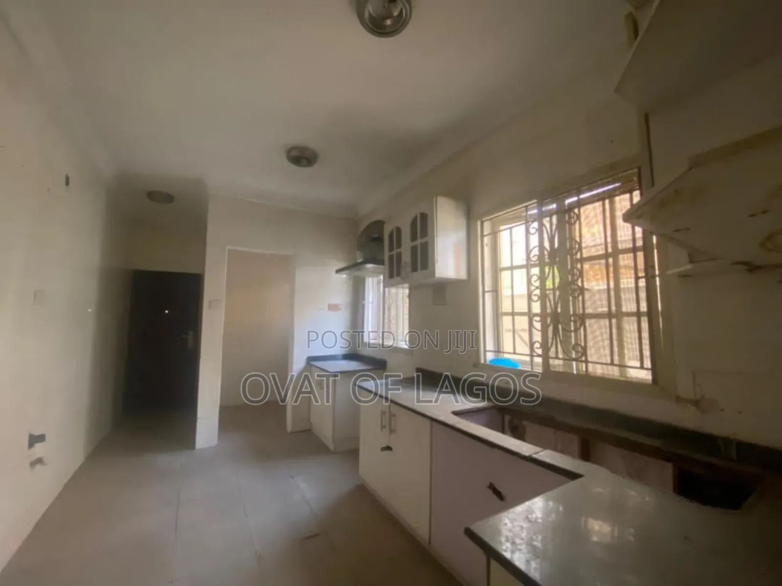 5bdrm Duplex in Chevron for sale