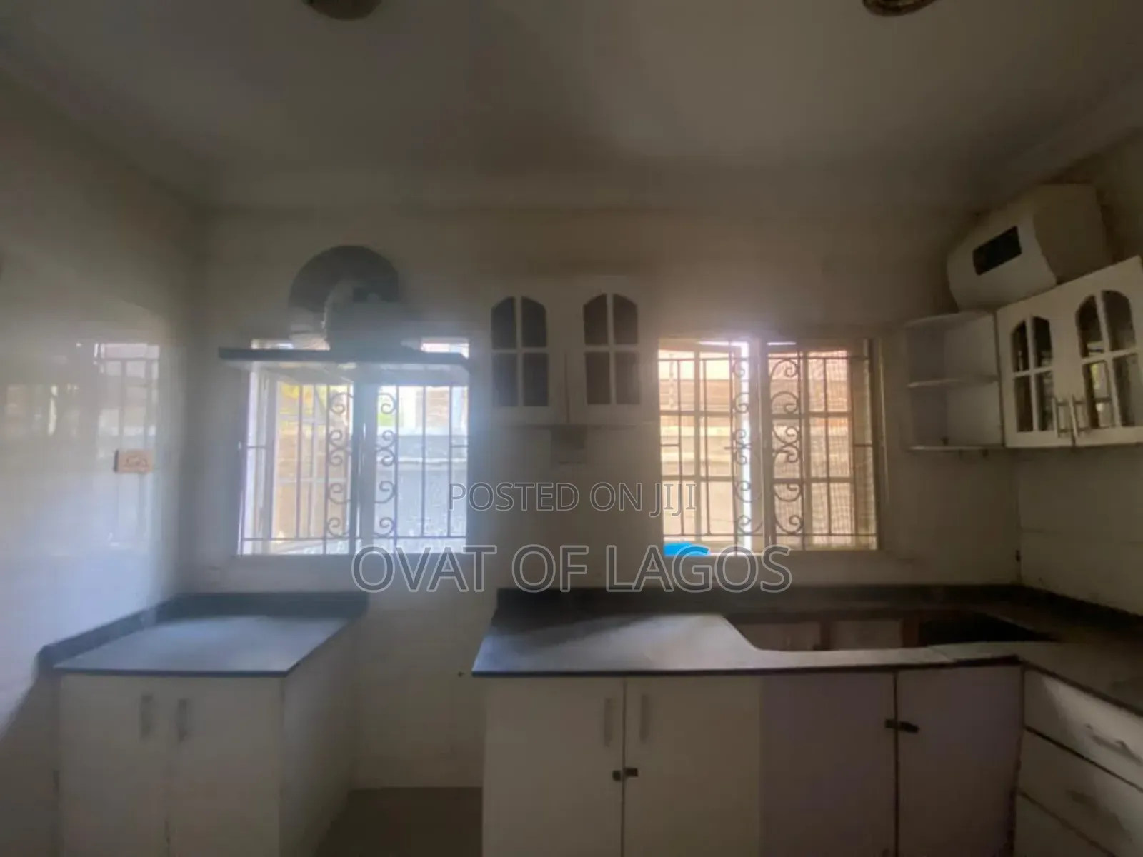 5bdrm Duplex in Chevron for sale