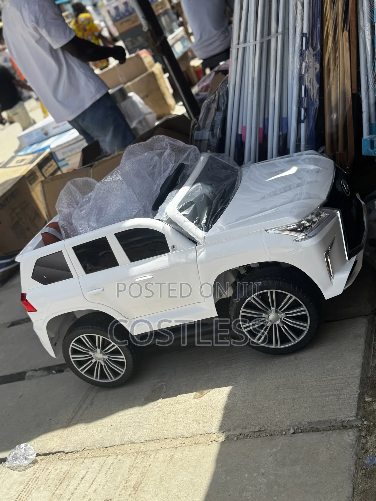 Licensed Lexus Lx570 Electric Ride-on Car for Children