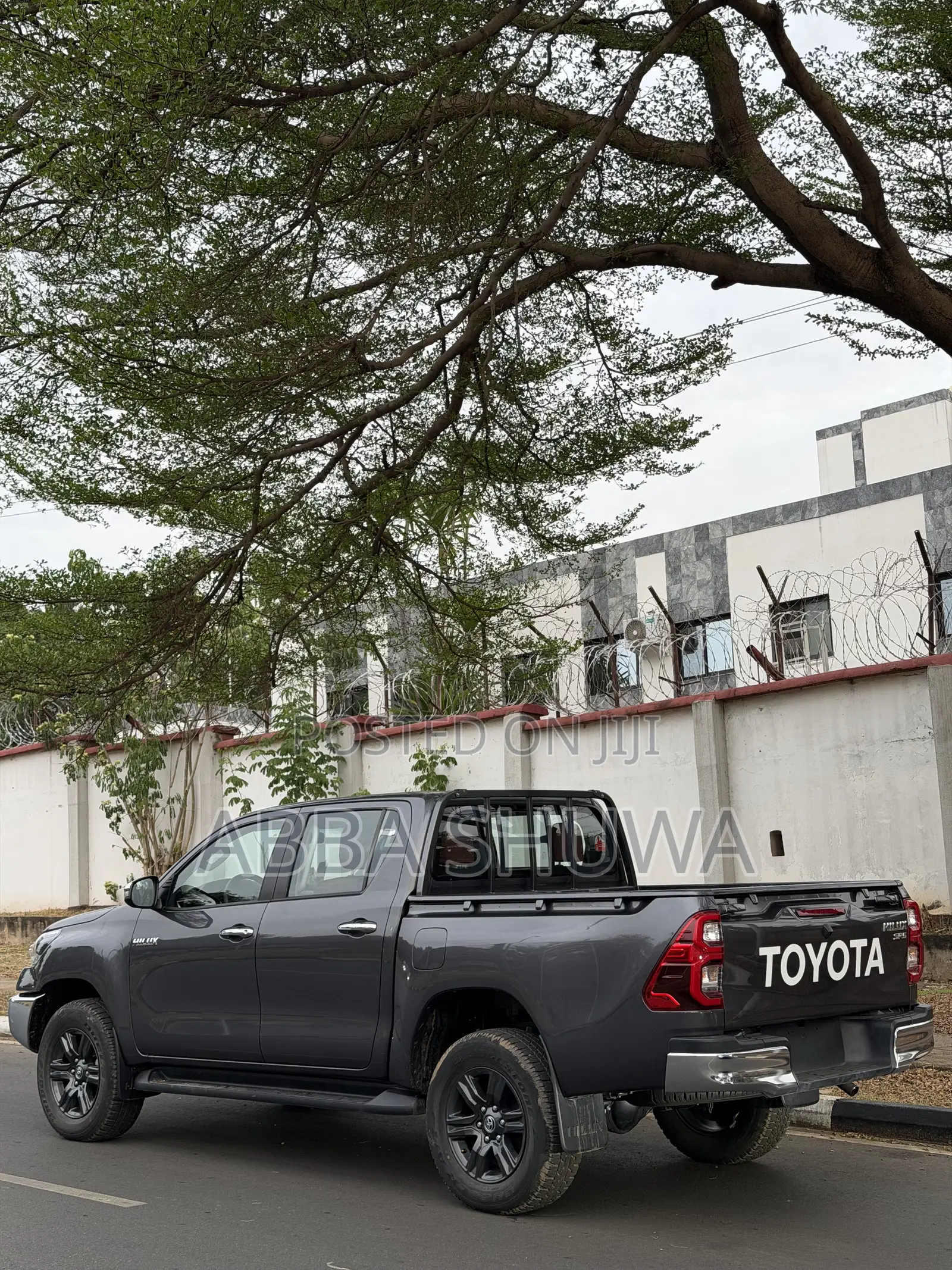 New Toyota Hilux 2025 Gray