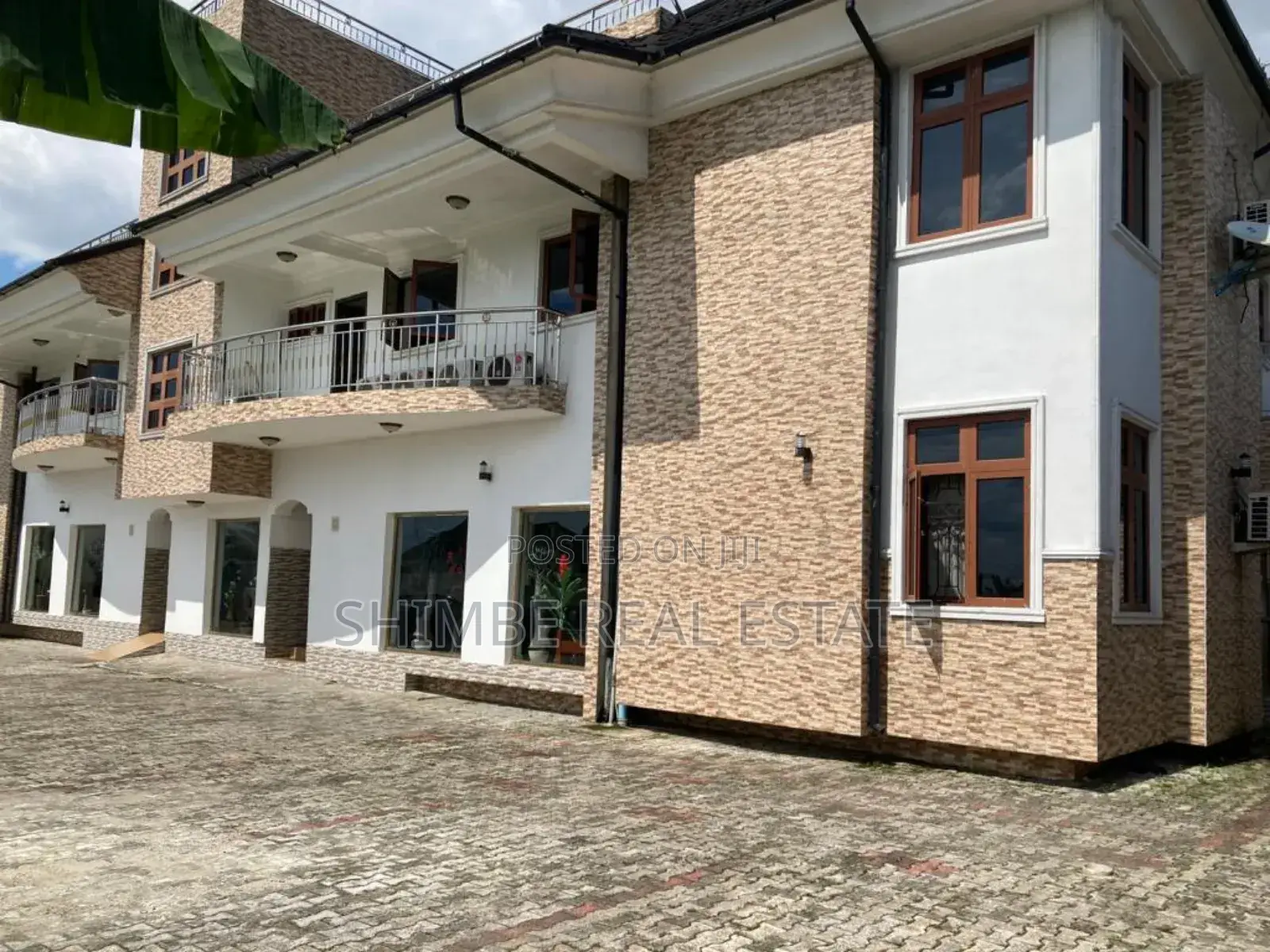 Furnished 20bdrm Block of Flats in Shelter Afrique, Uyo for sale