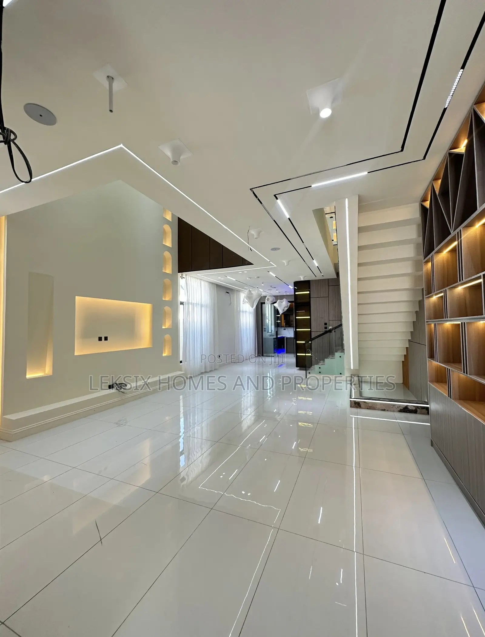 5bdrm Duplex in A Well Secured, Lekki Phase 2 for sale