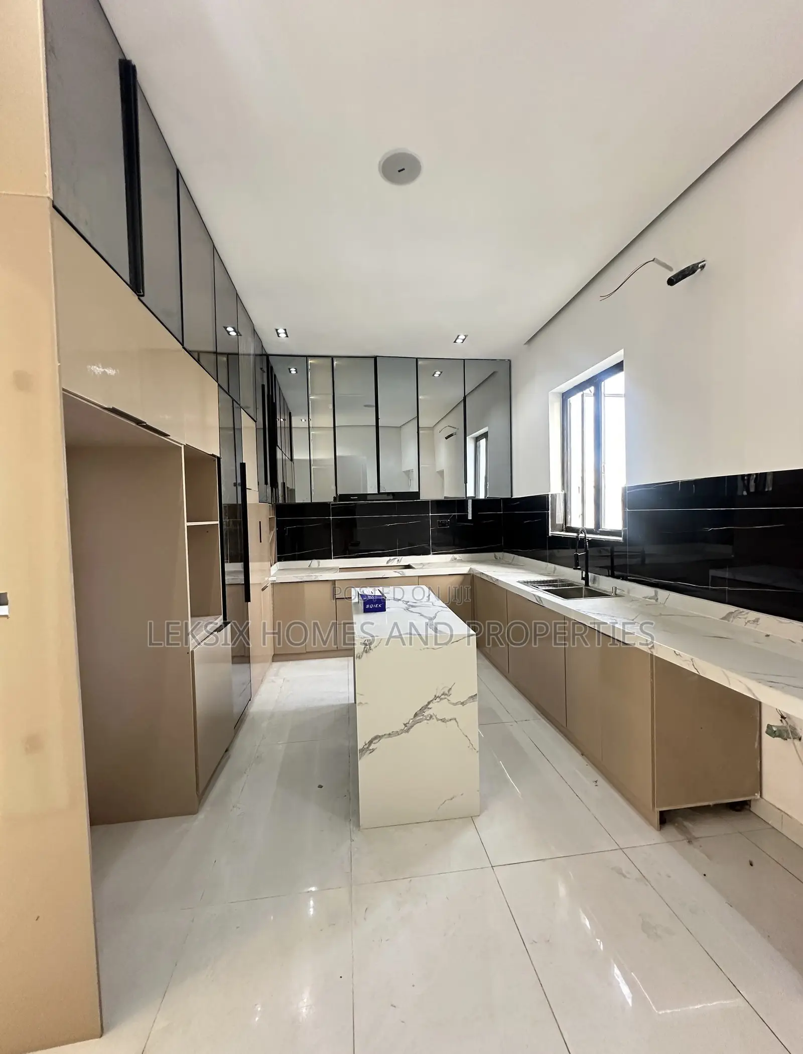 5bdrm Duplex in A Well Secured, Lekki Phase 2 for sale