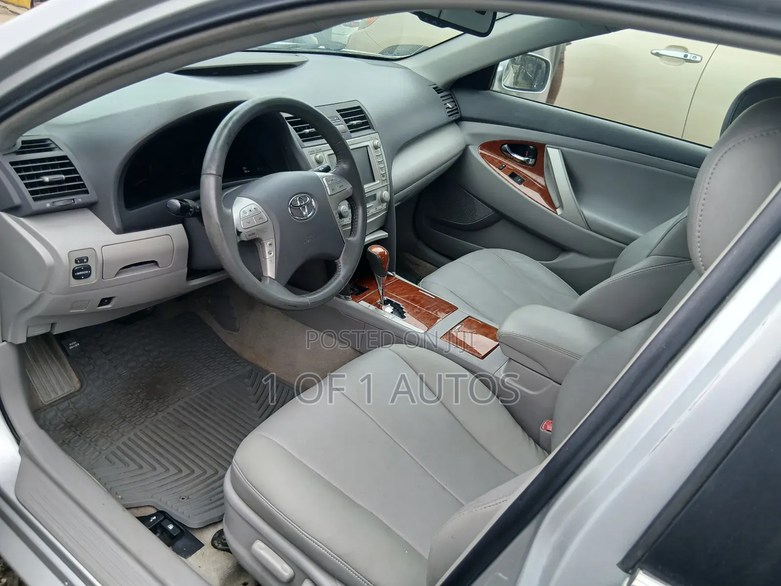 Toyota Camry XLE V6 4dr Sedan (3.5L 6cyl 6A) 2011 Silver