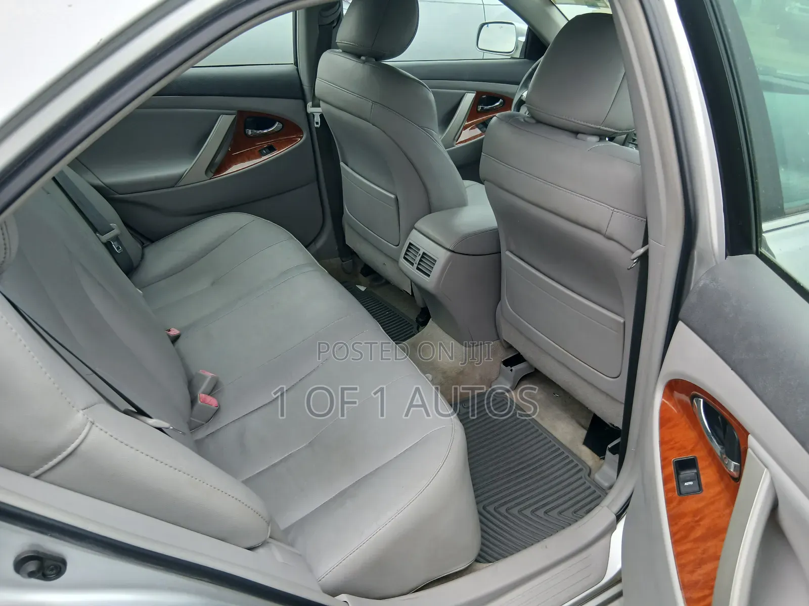 Toyota Camry XLE V6 4dr Sedan (3.5L 6cyl 6A) 2011 Silver