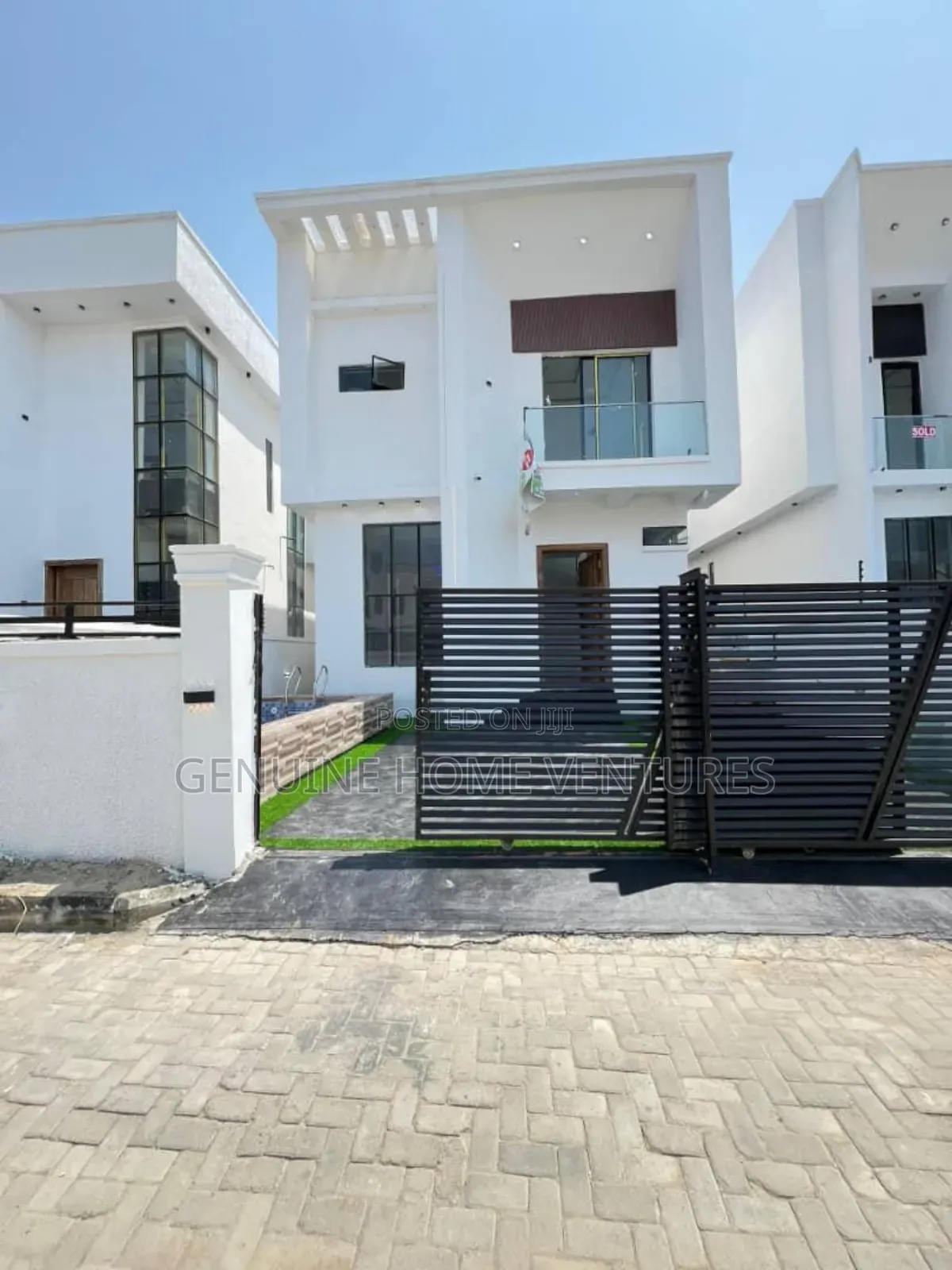 4bdrm Duplex in Chevron for sale