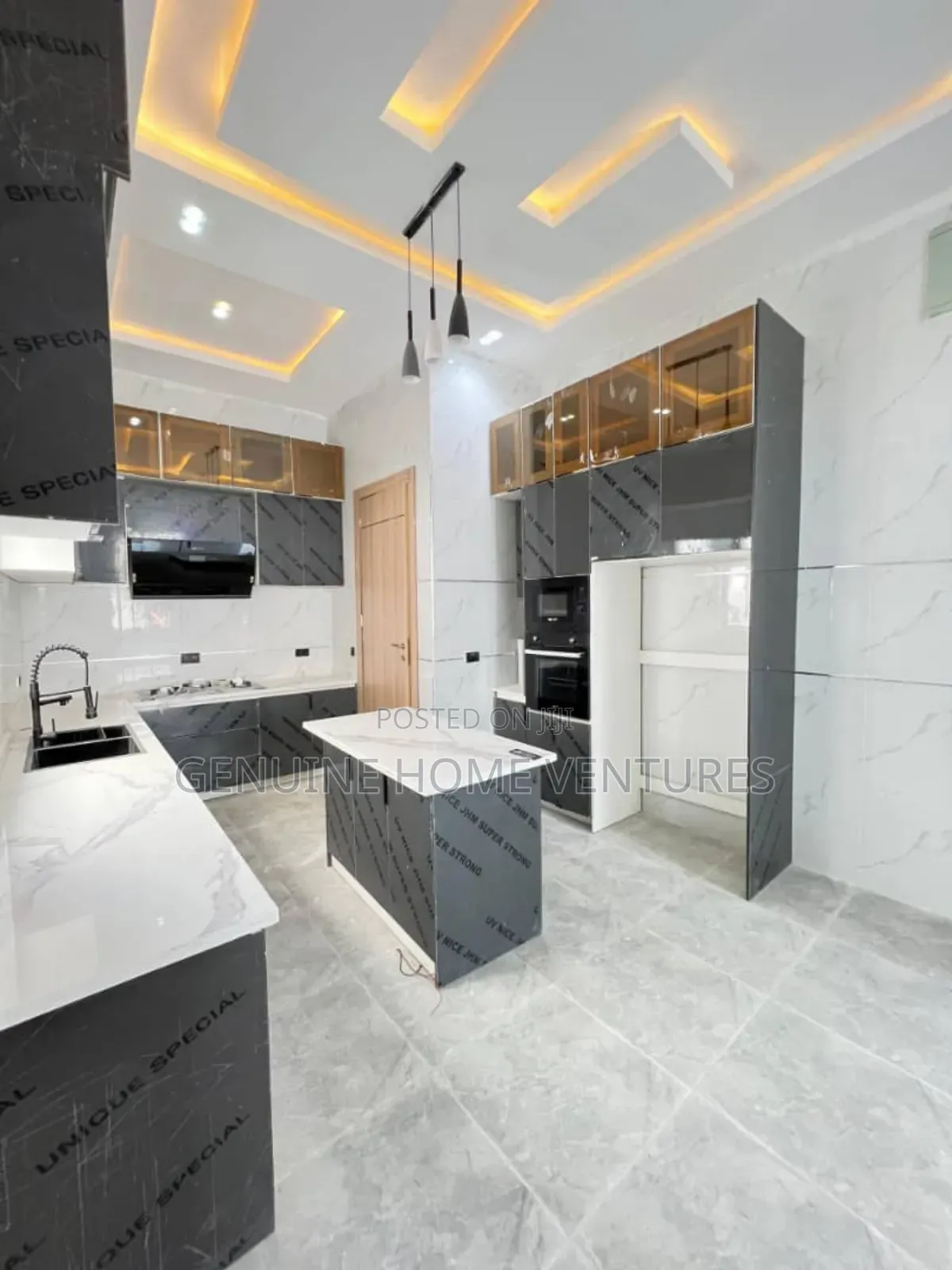 4bdrm Duplex in Chevron for sale