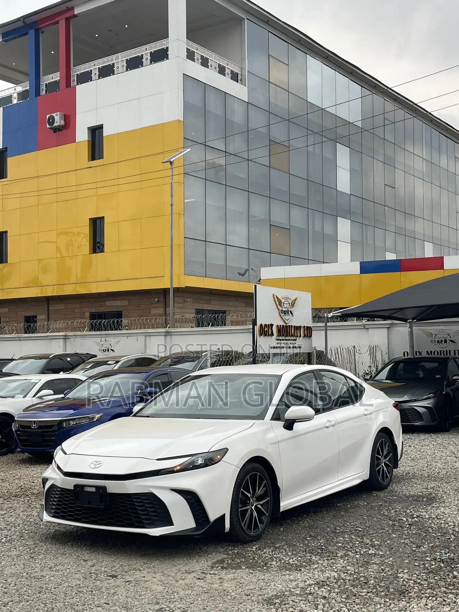 Toyota Camry SE 2025 White