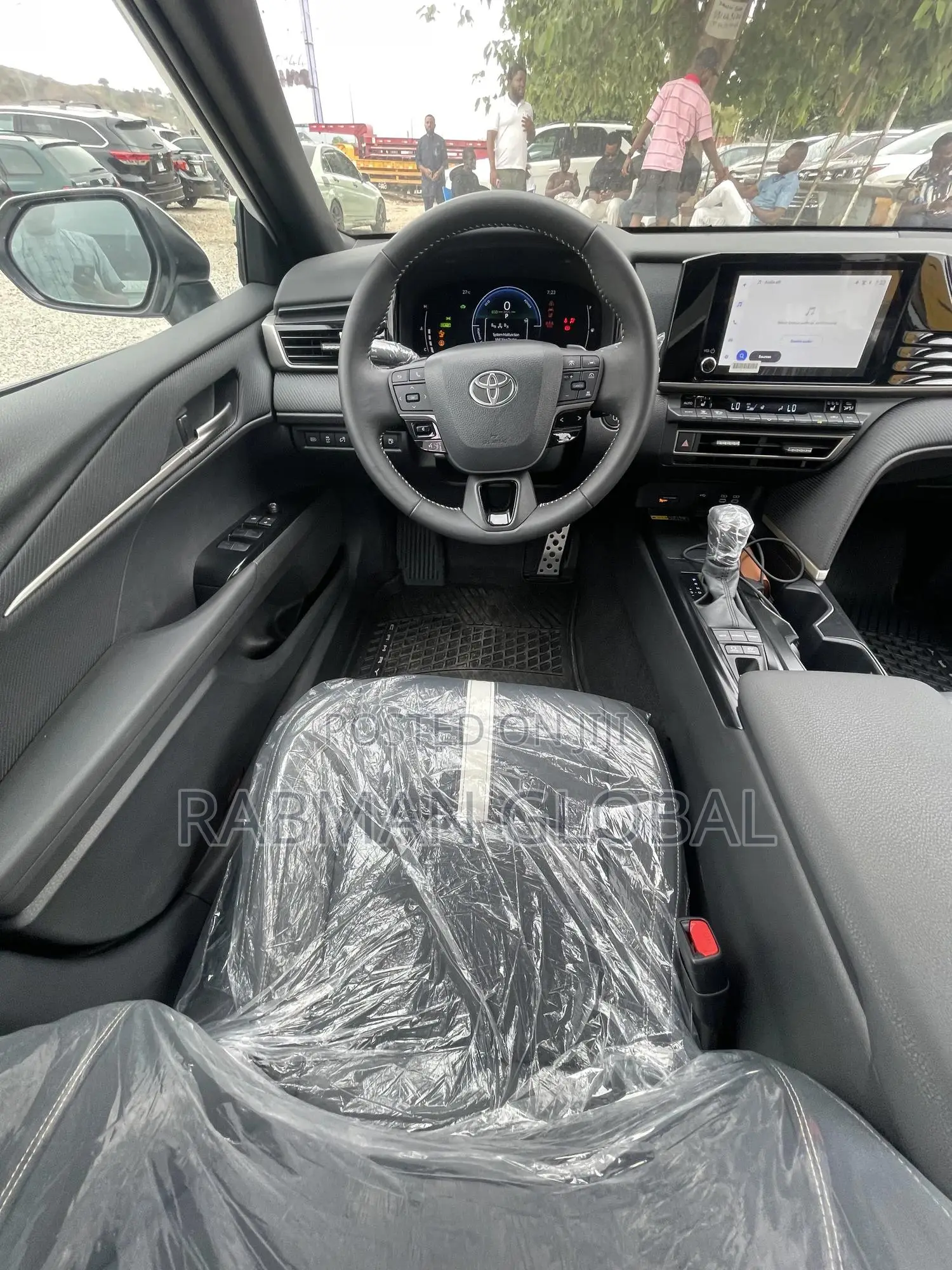 Toyota Camry SE 2025 White