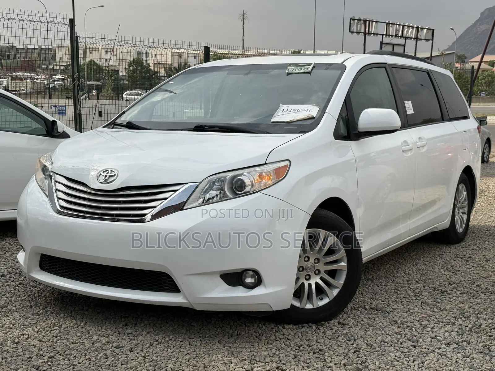 Toyota Sienna XLE 8 Passenger 2012 White
