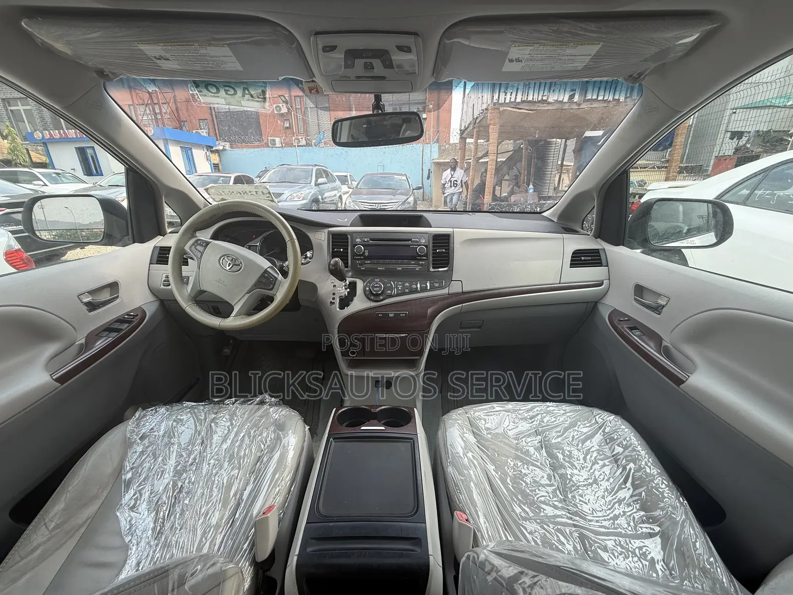 Toyota Sienna XLE 8 Passenger 2012 White