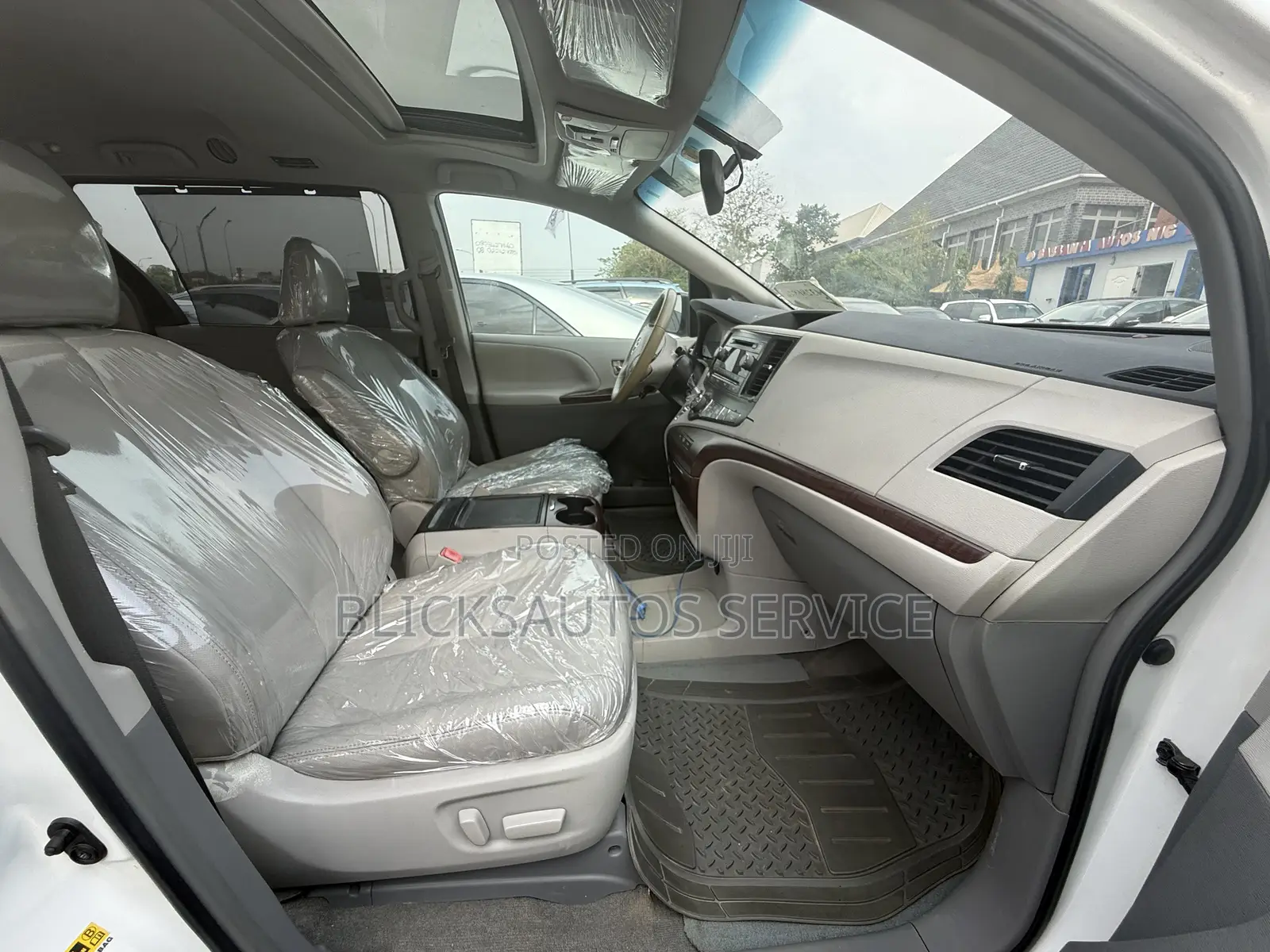 Toyota Sienna XLE 8 Passenger 2012 White