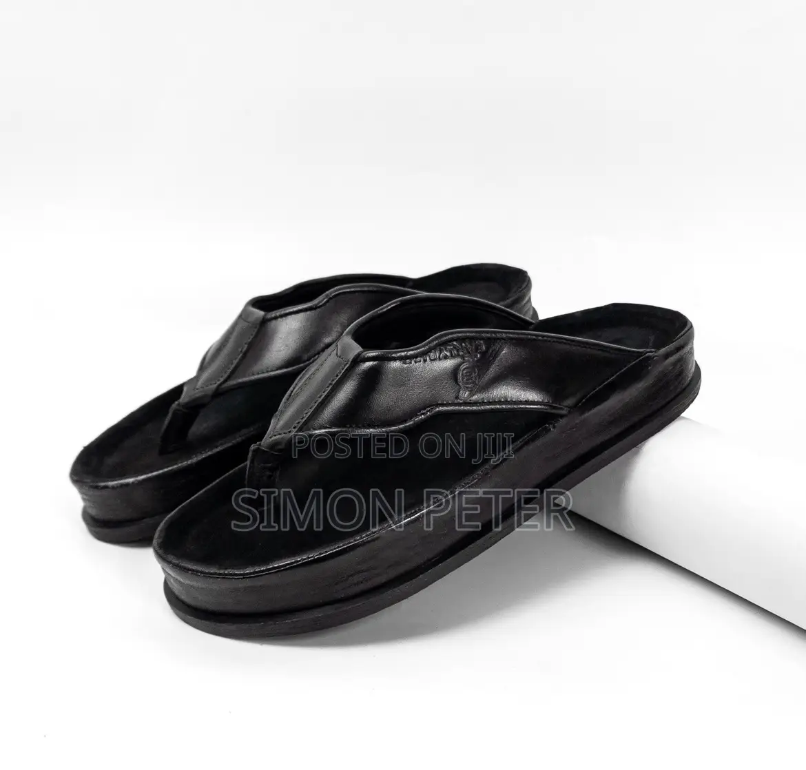 Sleek,Black Leather Flip-Flops Slippers for Comfort and Style.
