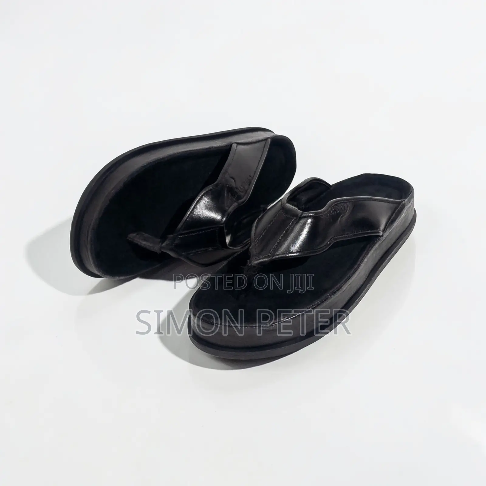 Sleek,Black Leather Flip-Flops Slippers for Comfort and Style.