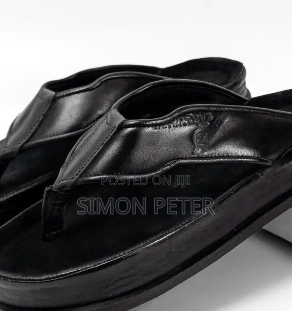 Sleek,Black Leather Flip-Flops Slippers for Comfort and Style.