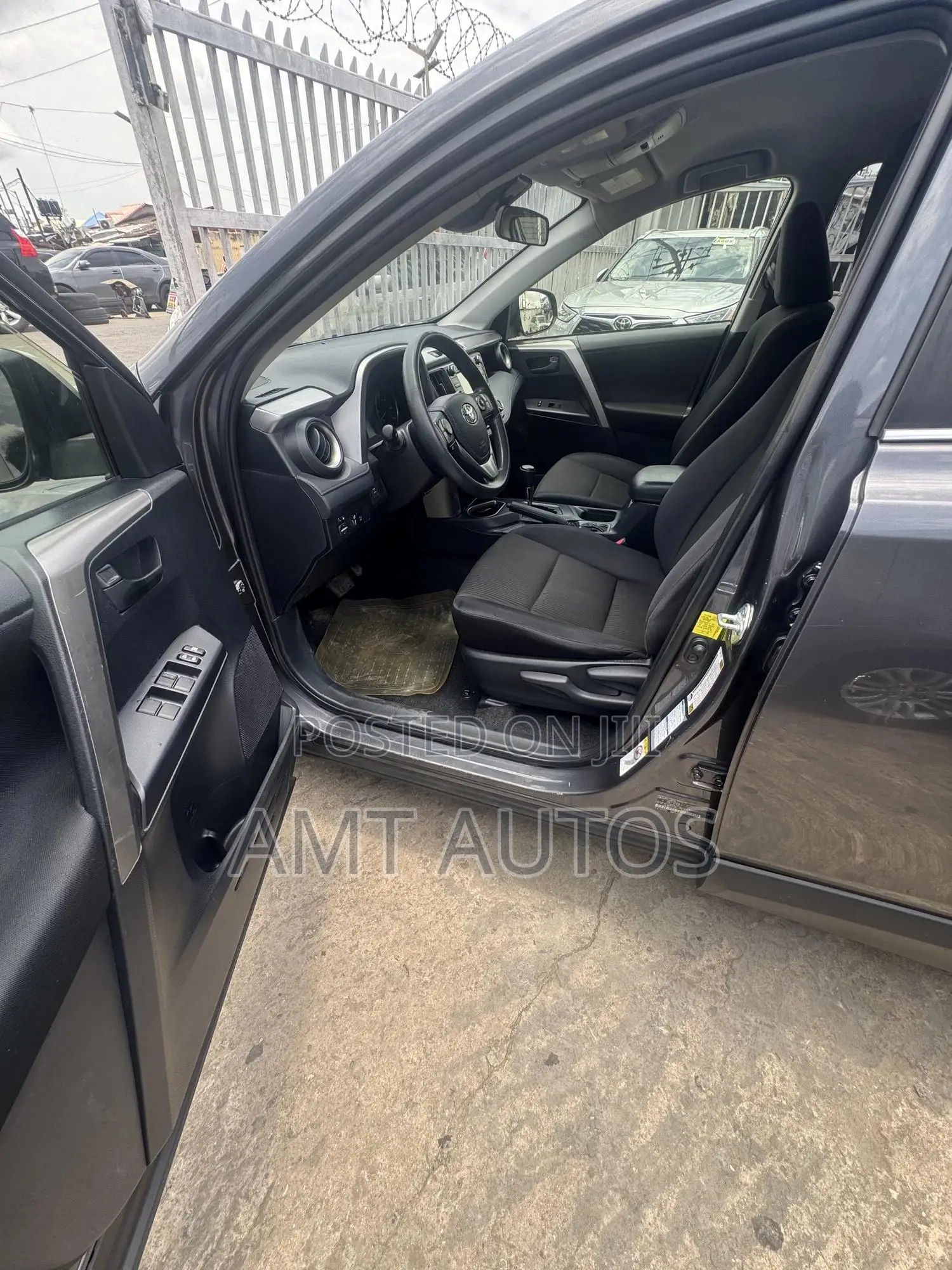 Toyota RAV4 LE AWD (2.5L 4cyl 6A) 2017 Gray