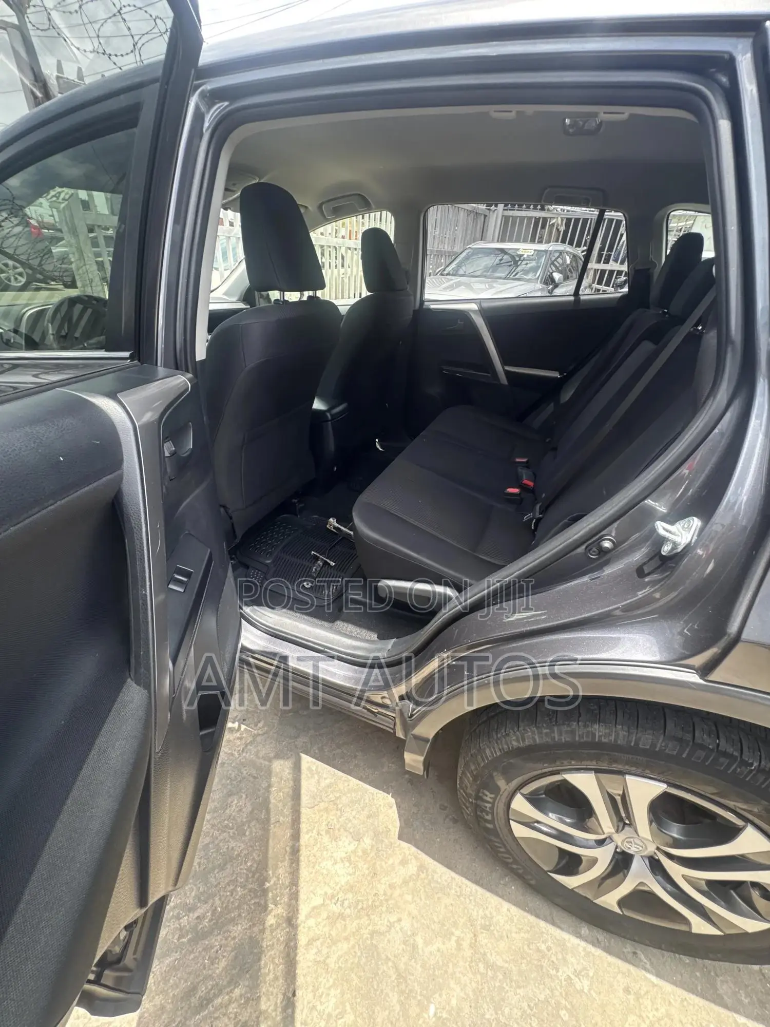 Toyota RAV4 LE AWD (2.5L 4cyl 6A) 2017 Gray