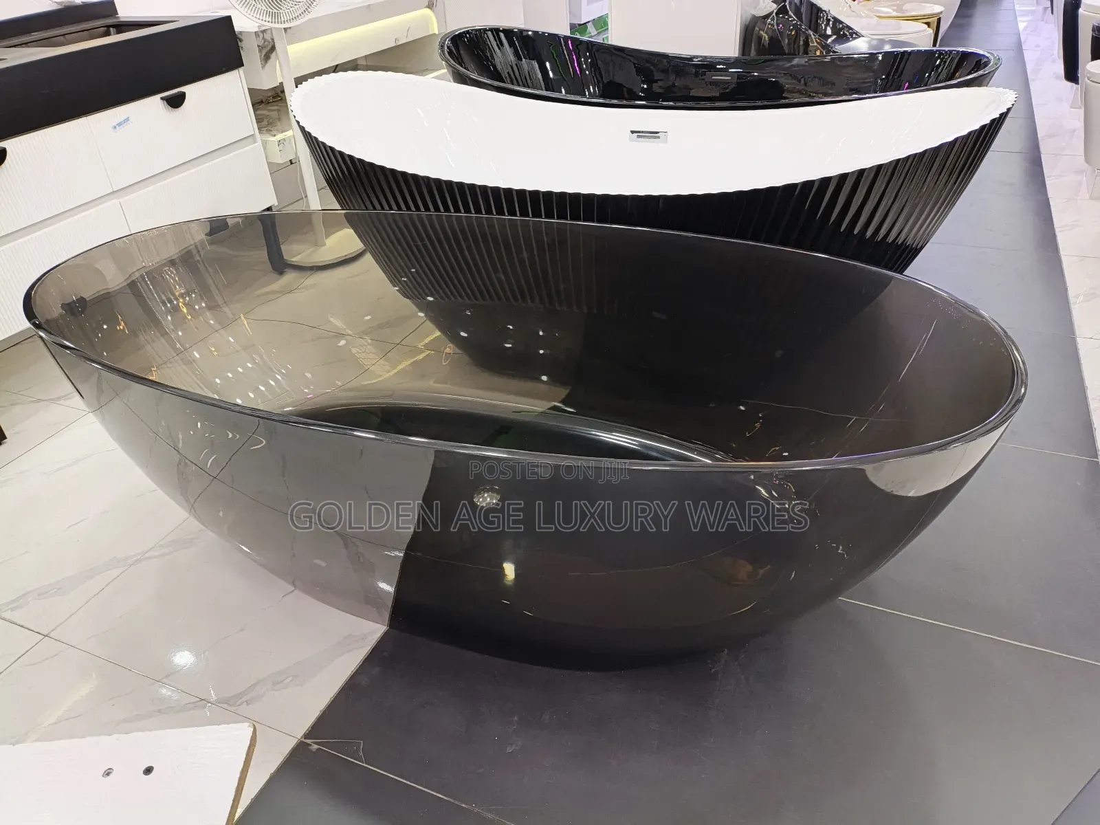 Grey Translucent Glass Bathtub for 7 Star Bathroom