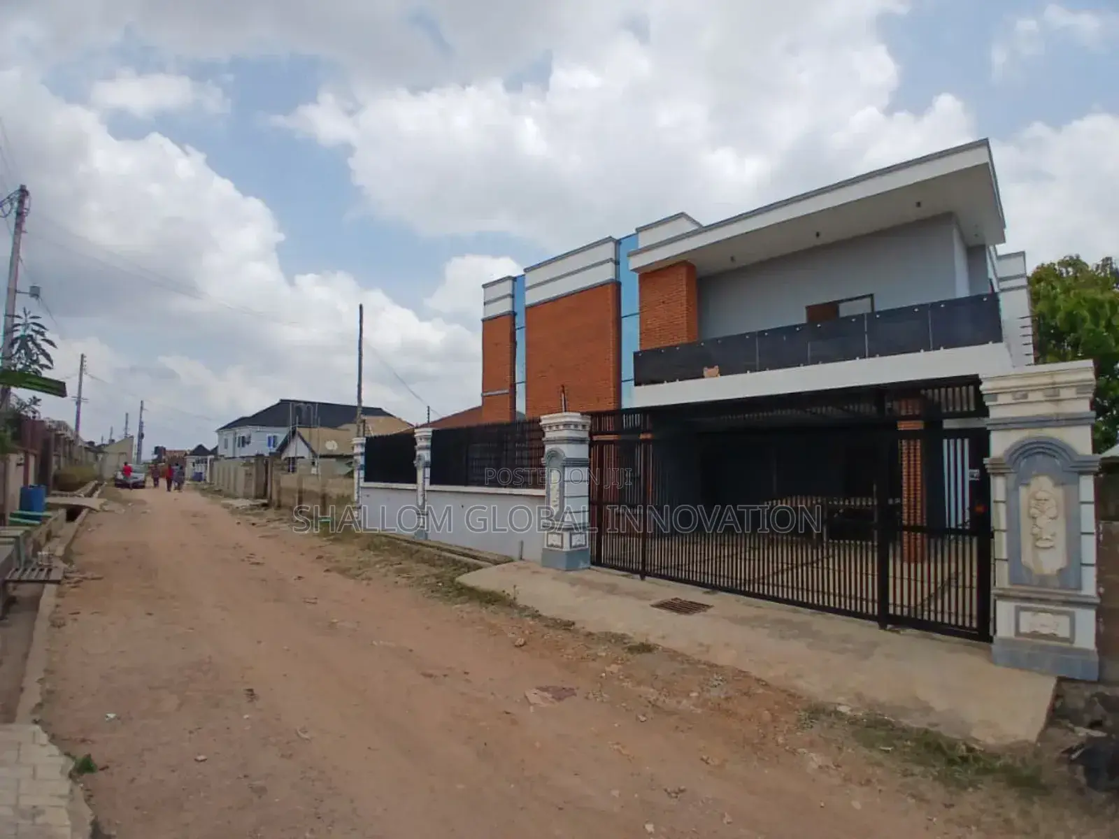 5bdrm Apartment in Elebu, Oluyole for sale