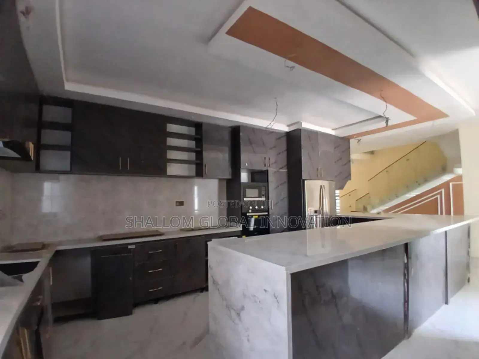 5bdrm Apartment in Elebu, Oluyole for sale