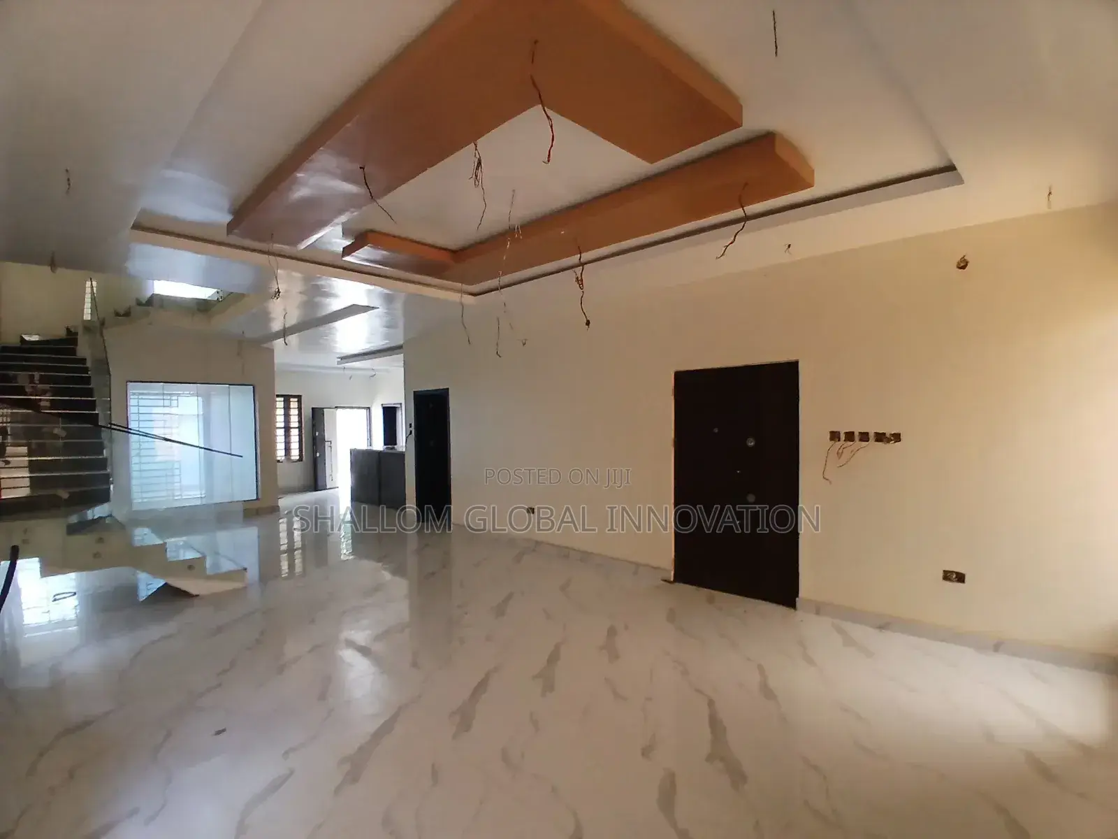 5bdrm Apartment in Elebu, Oluyole for sale