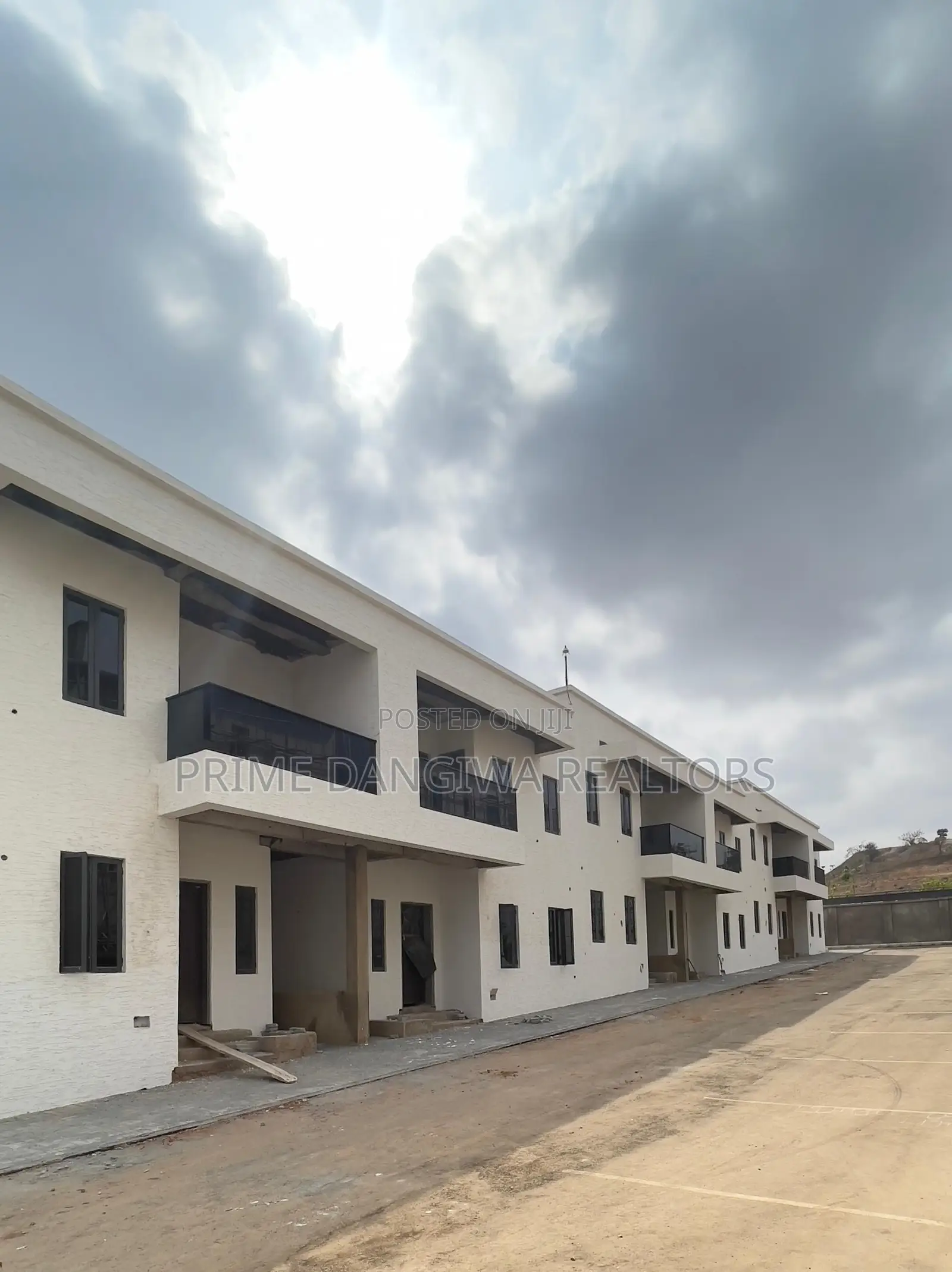 4bdrm Townhouse/Terrace in Apo Dutse for Sale