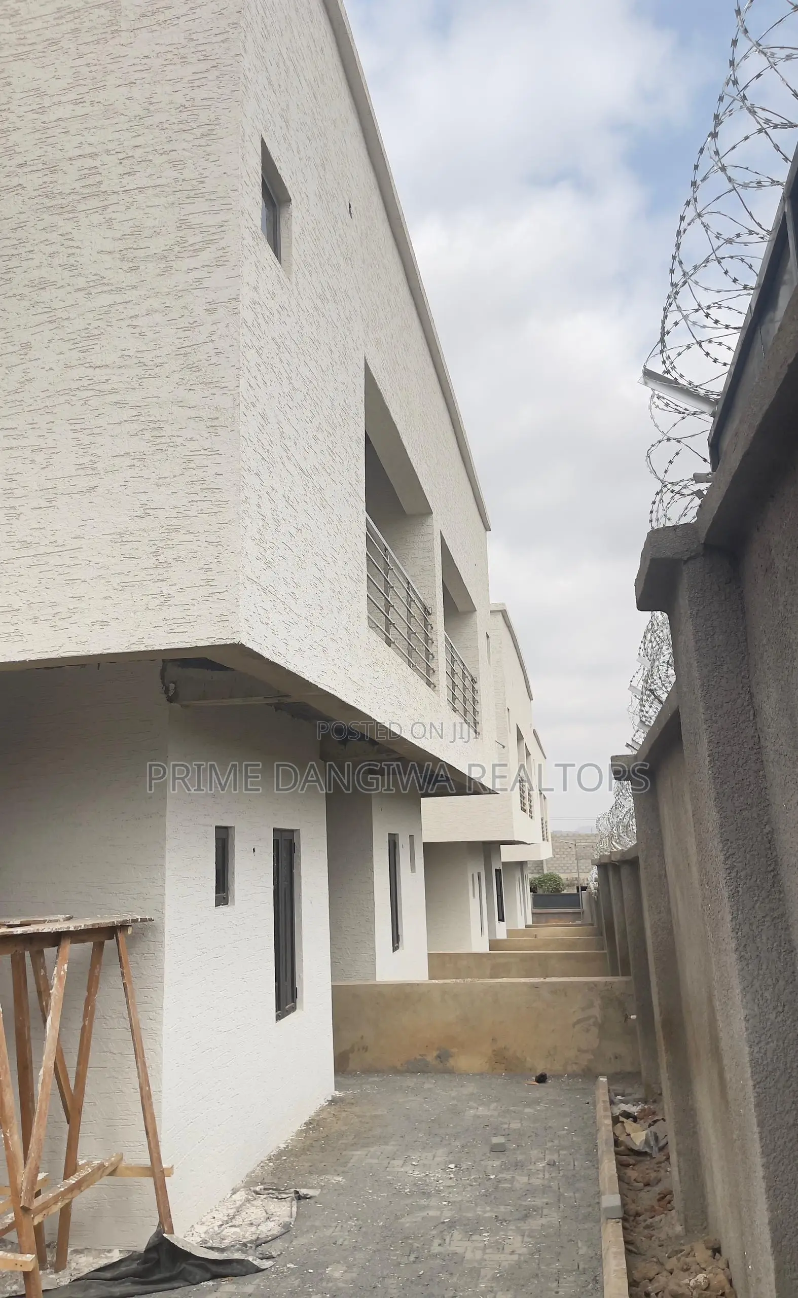 4bdrm Townhouse/Terrace in Apo Dutse for Sale