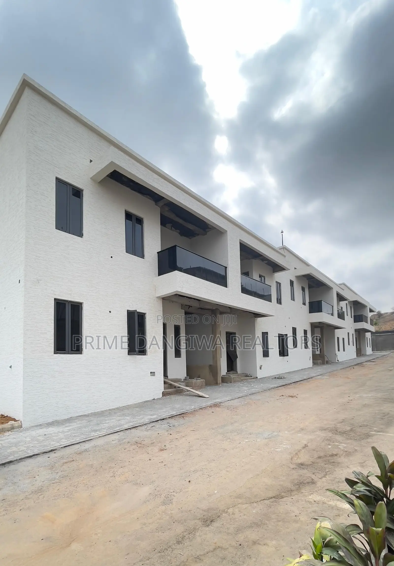 4bdrm Townhouse/Terrace in Apo Dutse for Sale