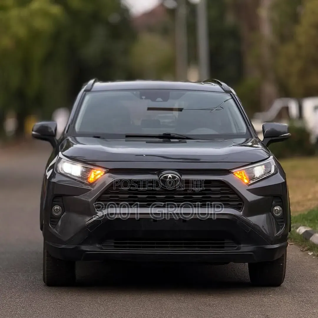 Toyota RAV4 XLE 2021 Gray