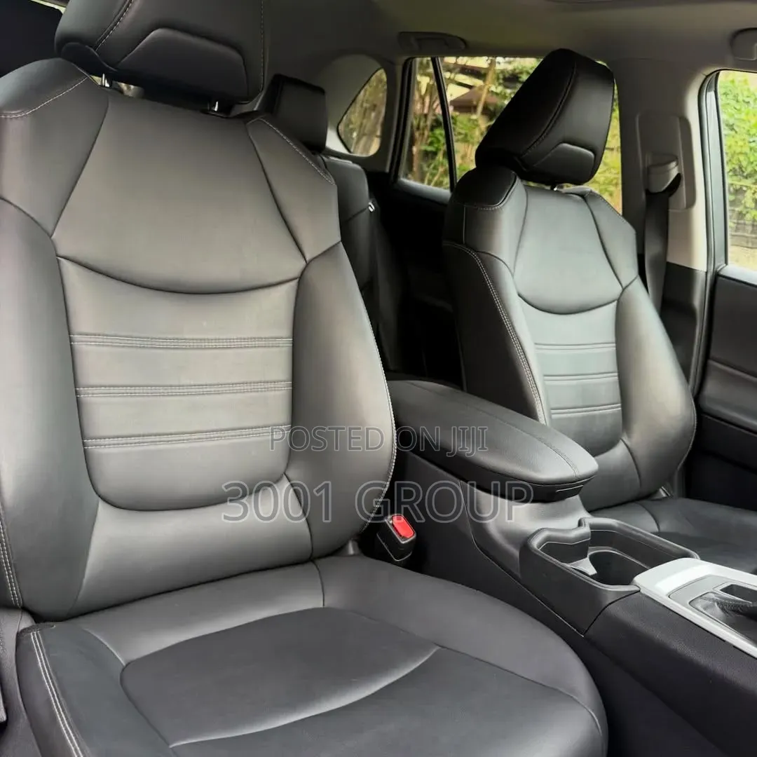 Toyota RAV4 XLE 2021 Gray