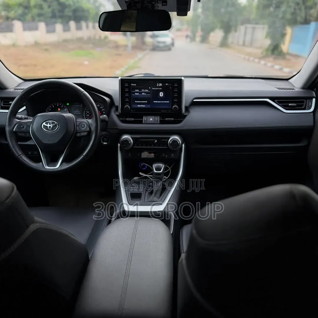 Toyota RAV4 XLE 2021 Gray