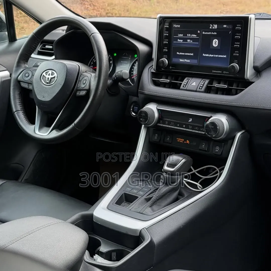 Toyota RAV4 XLE 2021 Gray