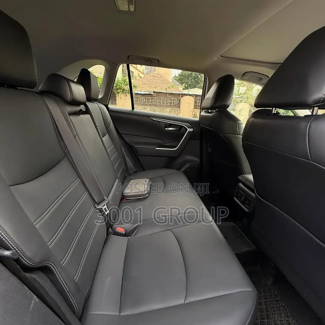 Toyota RAV4 XLE 2021 Gray