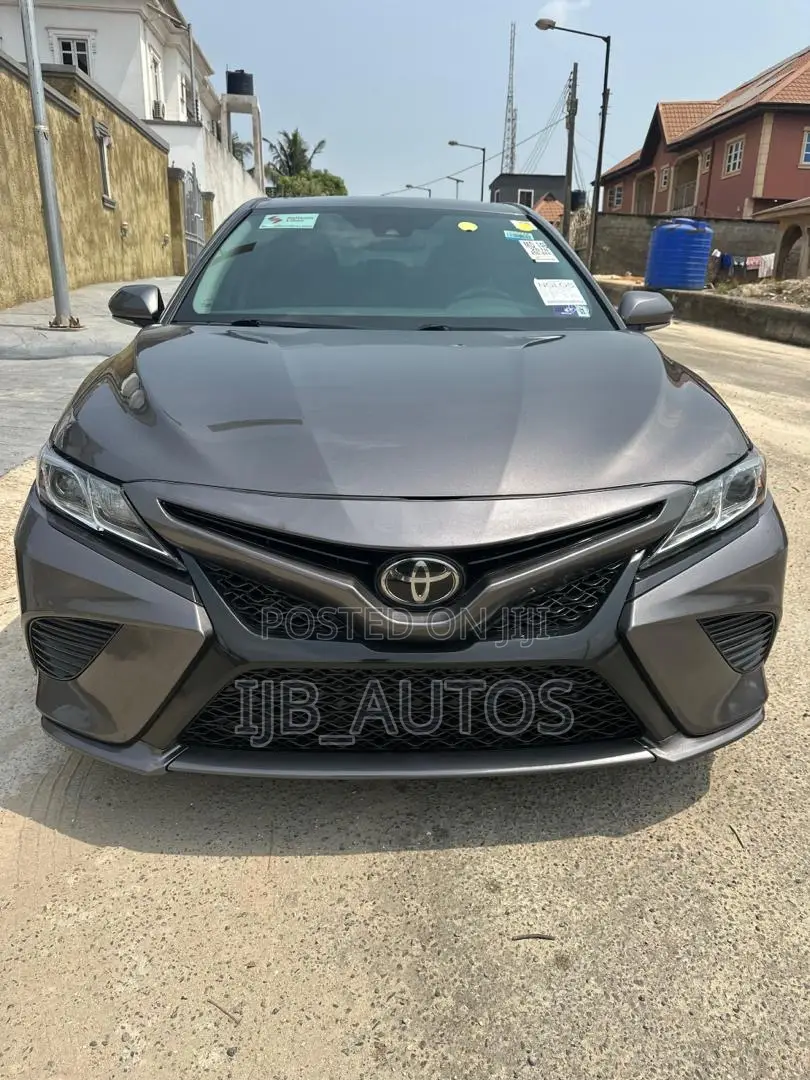 Toyota Camry SE FWD (2.5L 4cyl 8AM) 2018 Gray