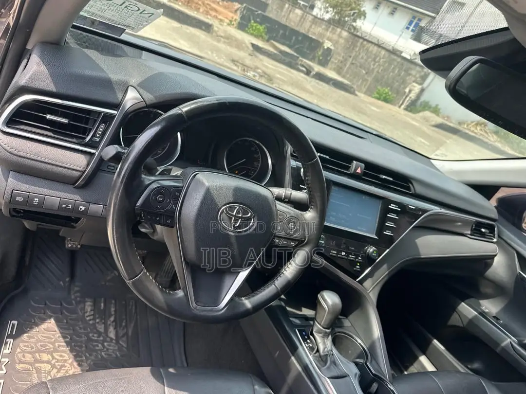 Toyota Camry SE FWD (2.5L 4cyl 8AM) 2018 Gray