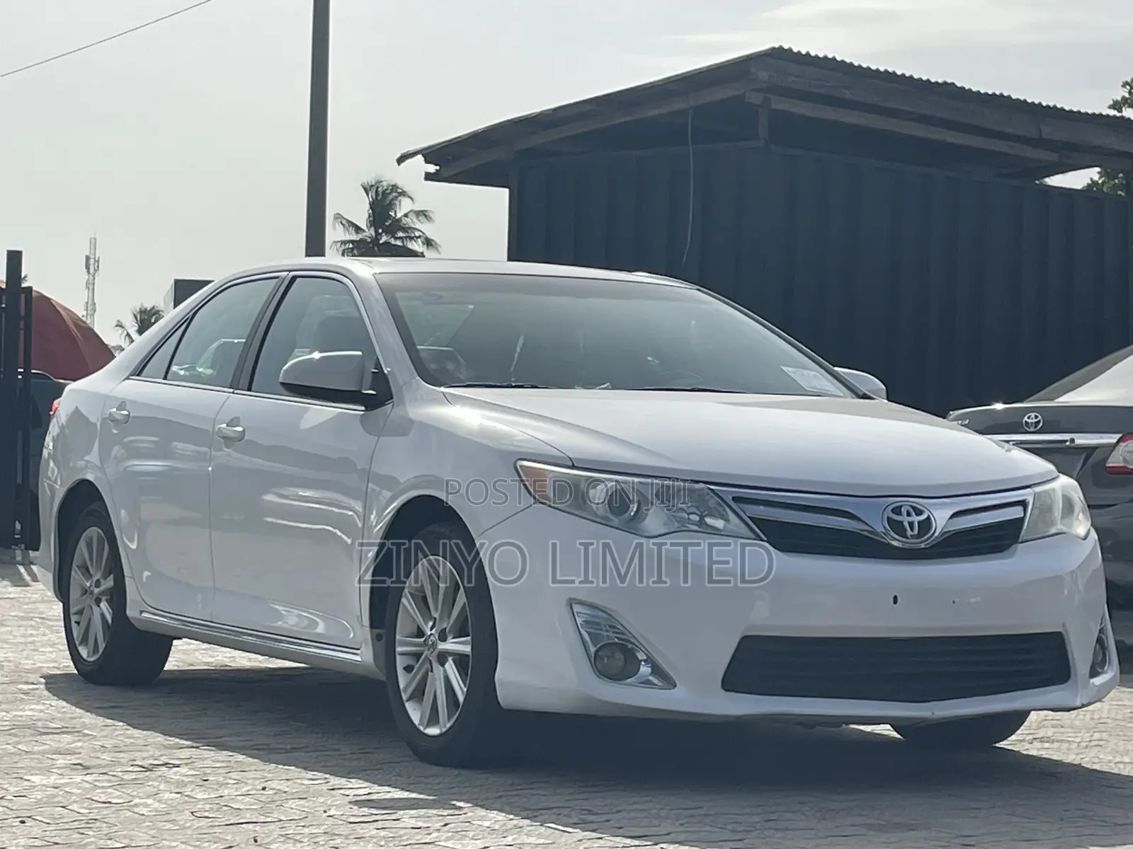 Toyota Camry XLE 4dr Sedan (2.5L 4cyl 6A) 2014 White