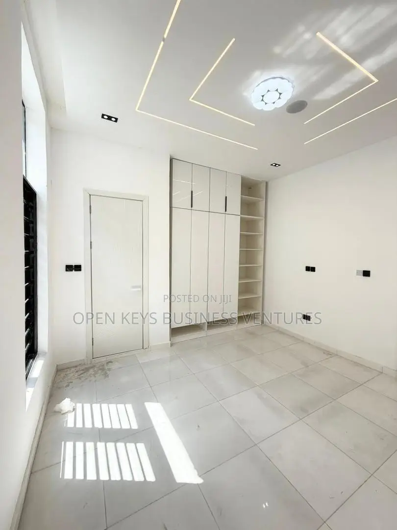 4bdrm Duplex in Ikota for sale
