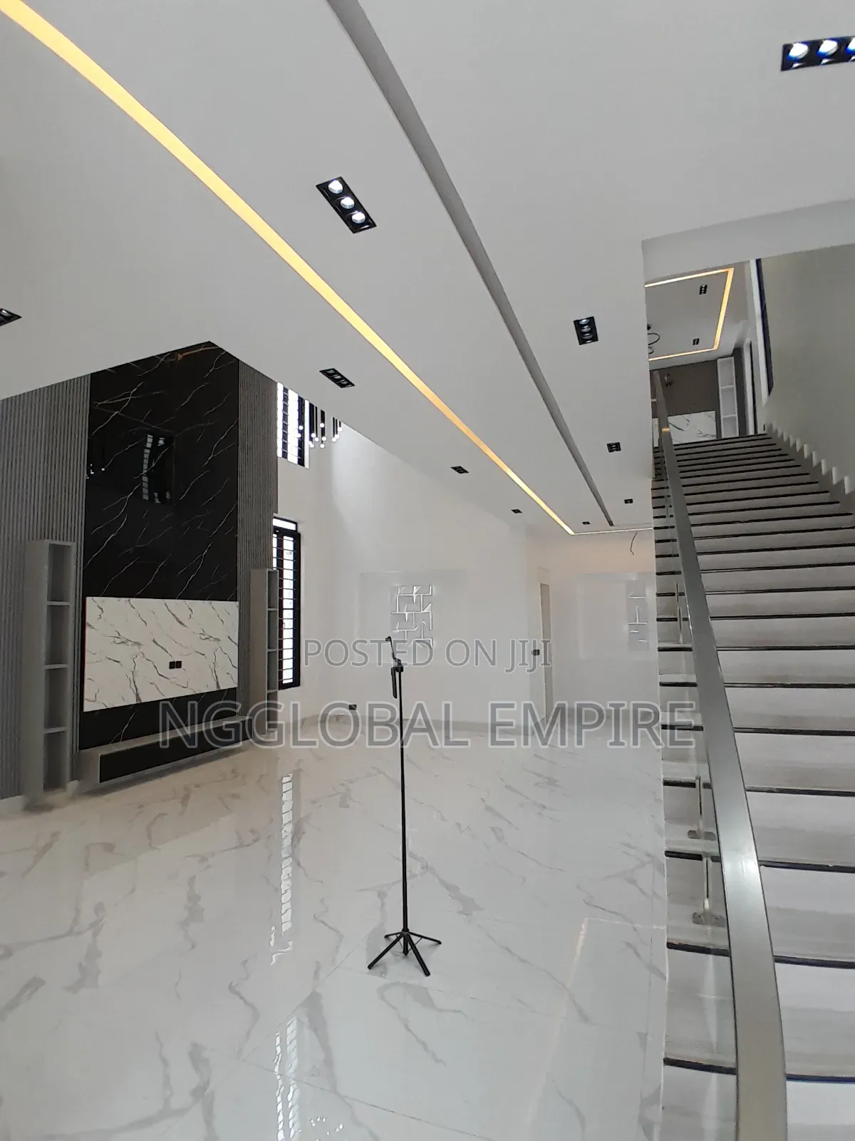 5bdrm Duplex in Chevron for sale
