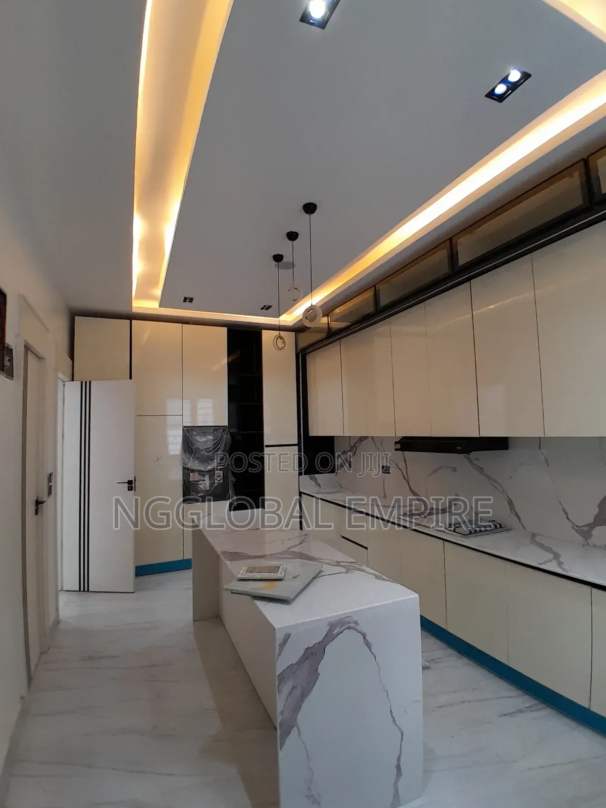 5bdrm Duplex in Chevron for sale